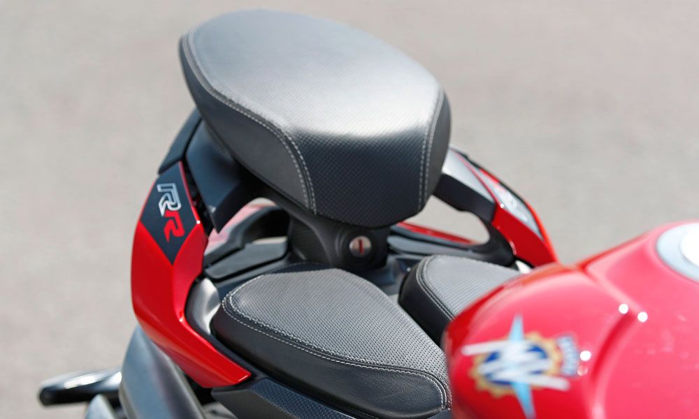 El asiento del pasajero no parece lo más cómodo de esta MV Agusta Brutale 1000 RR