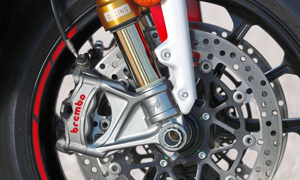 La horquilla cuenta con el hardware Öhlins que permite ajusta electrónicamente sus reglajes, incluso a través del móvil vía Bluettoth.