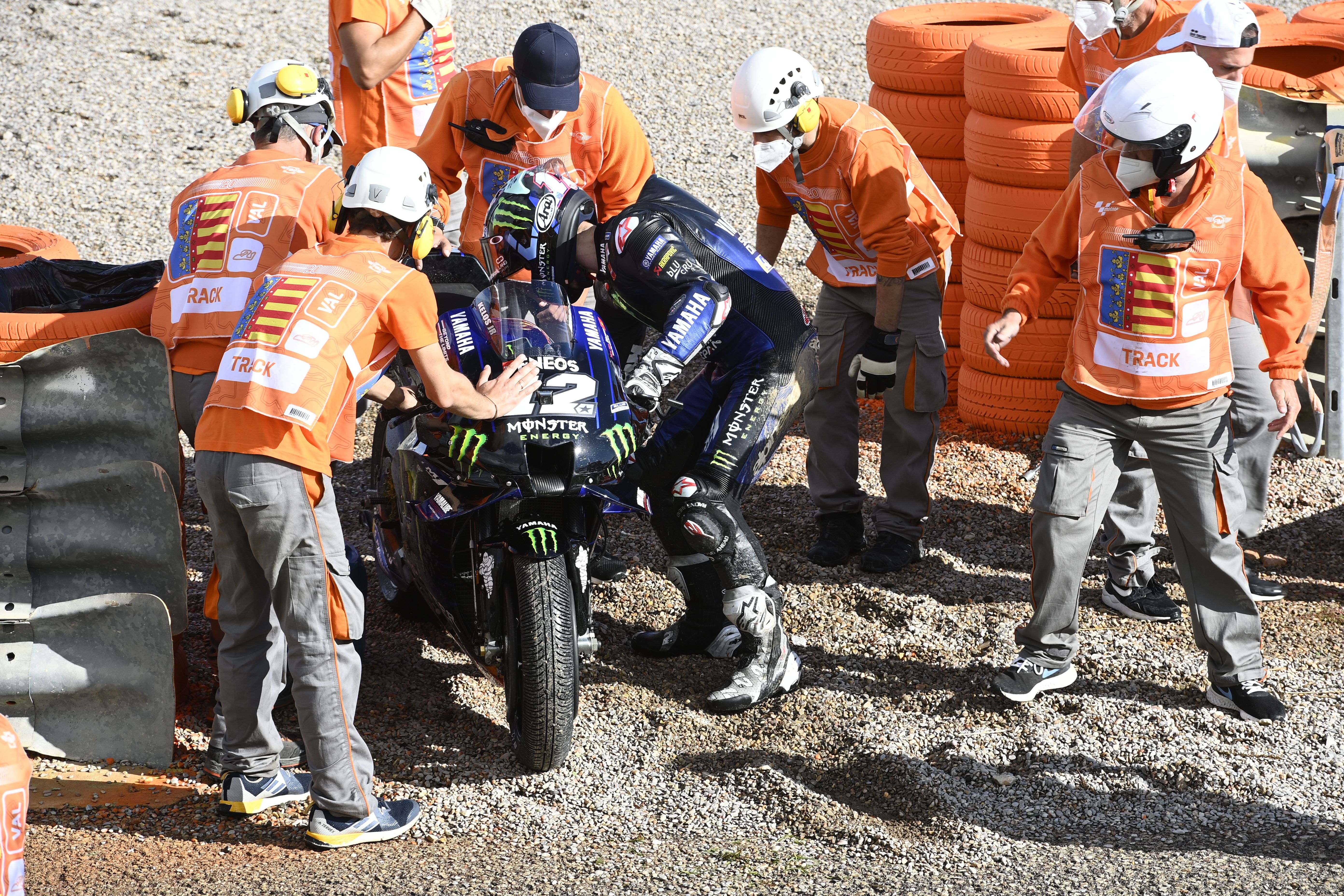 Maverick Viñales ha sufrido una caída al comienzo del FP4 del Gran Premio de Europa.