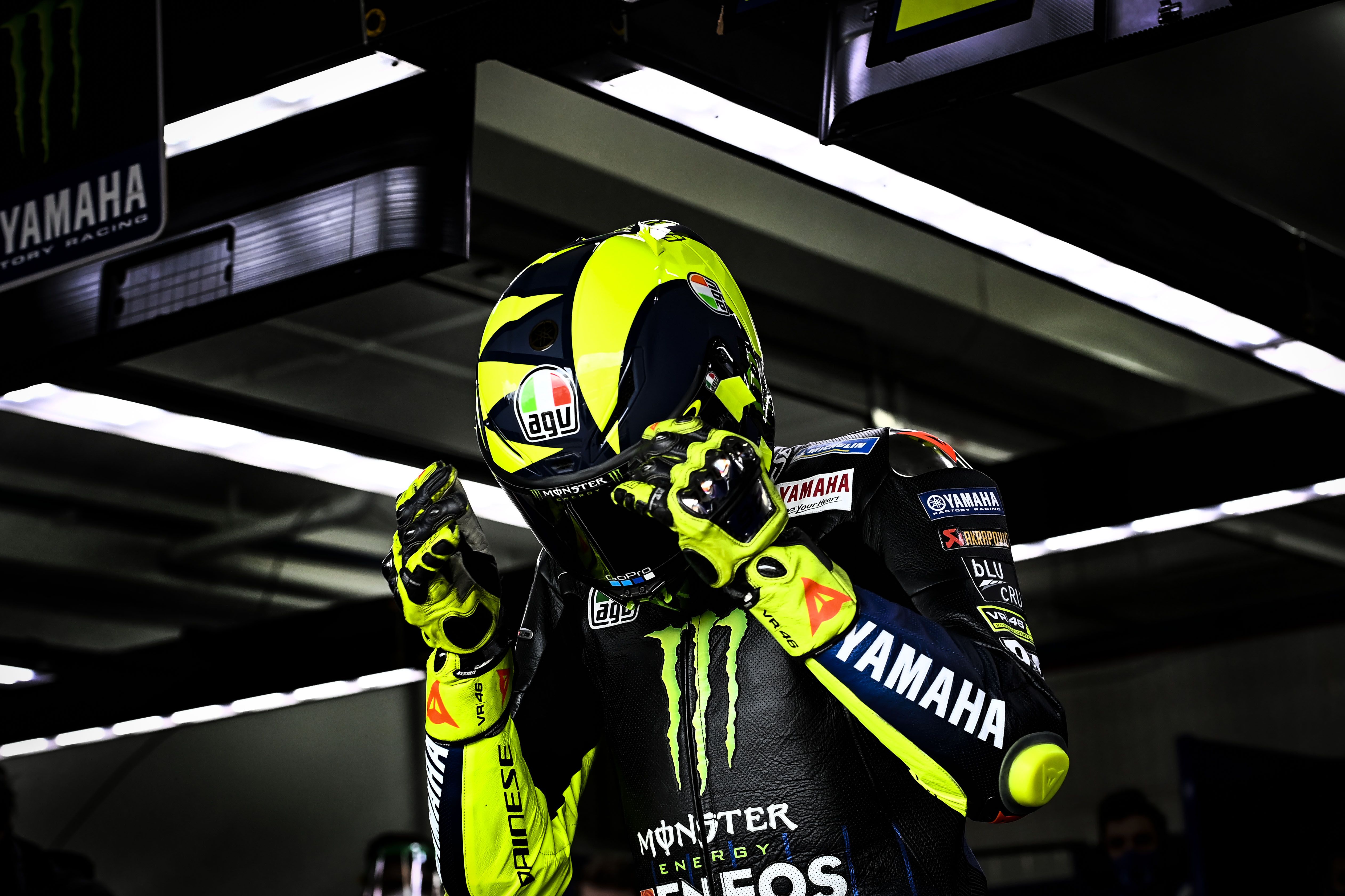 Valentino Rossi se prepara para salir a pista en el Gran Premio de Europa.
