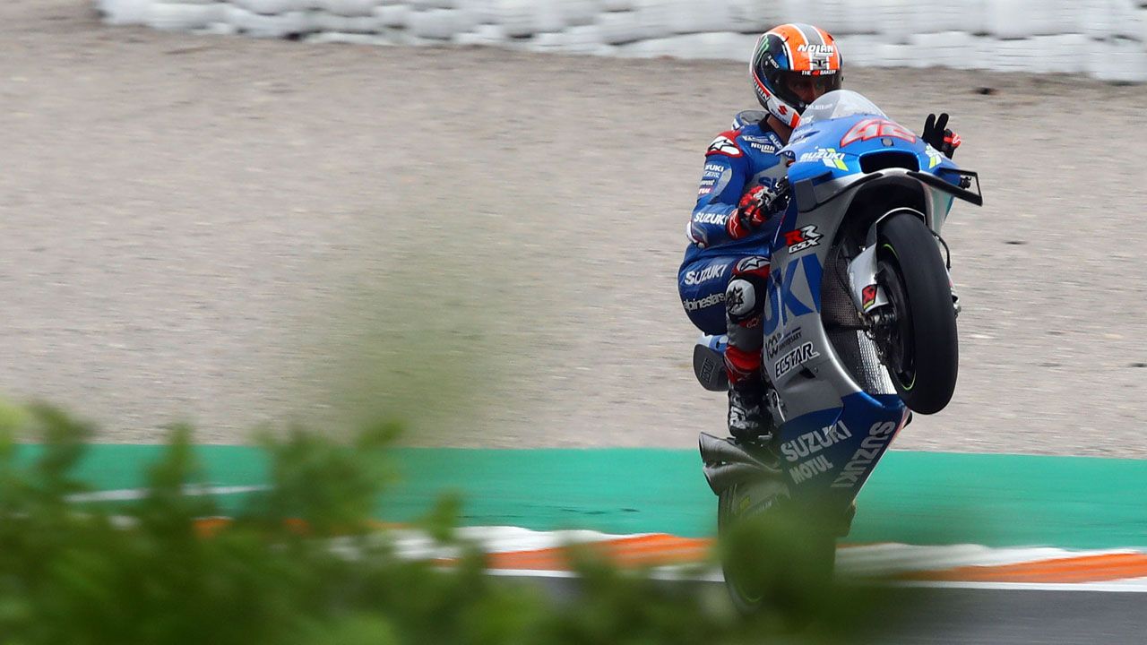 Álex Rins hace un caballito en el Gran Premio de Europa de MotoGP.