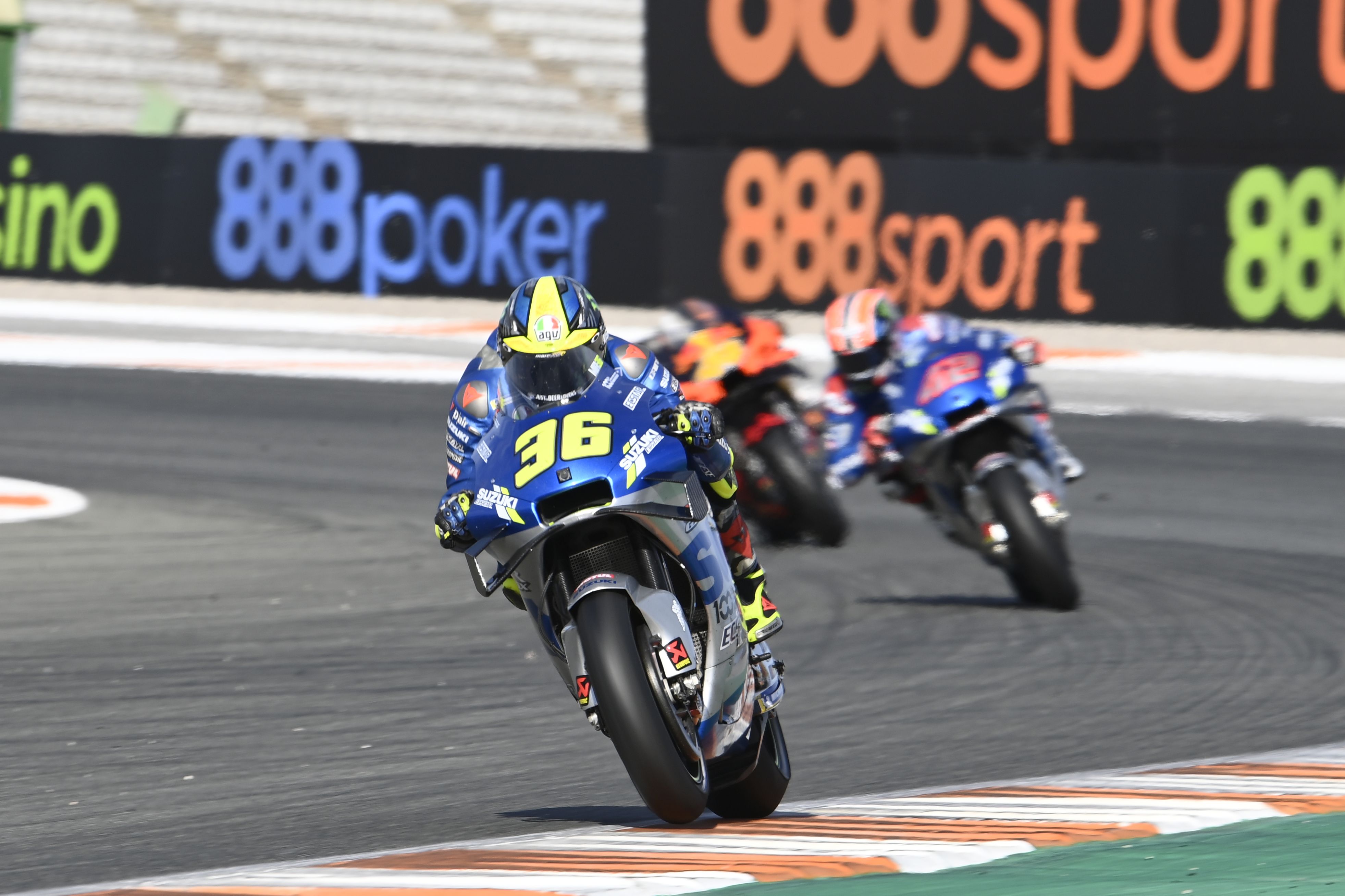Joan Mir se encaminaba hacia su primera victoria en MotoGP, por delante de Álex Rins y Pol Espargaró.
