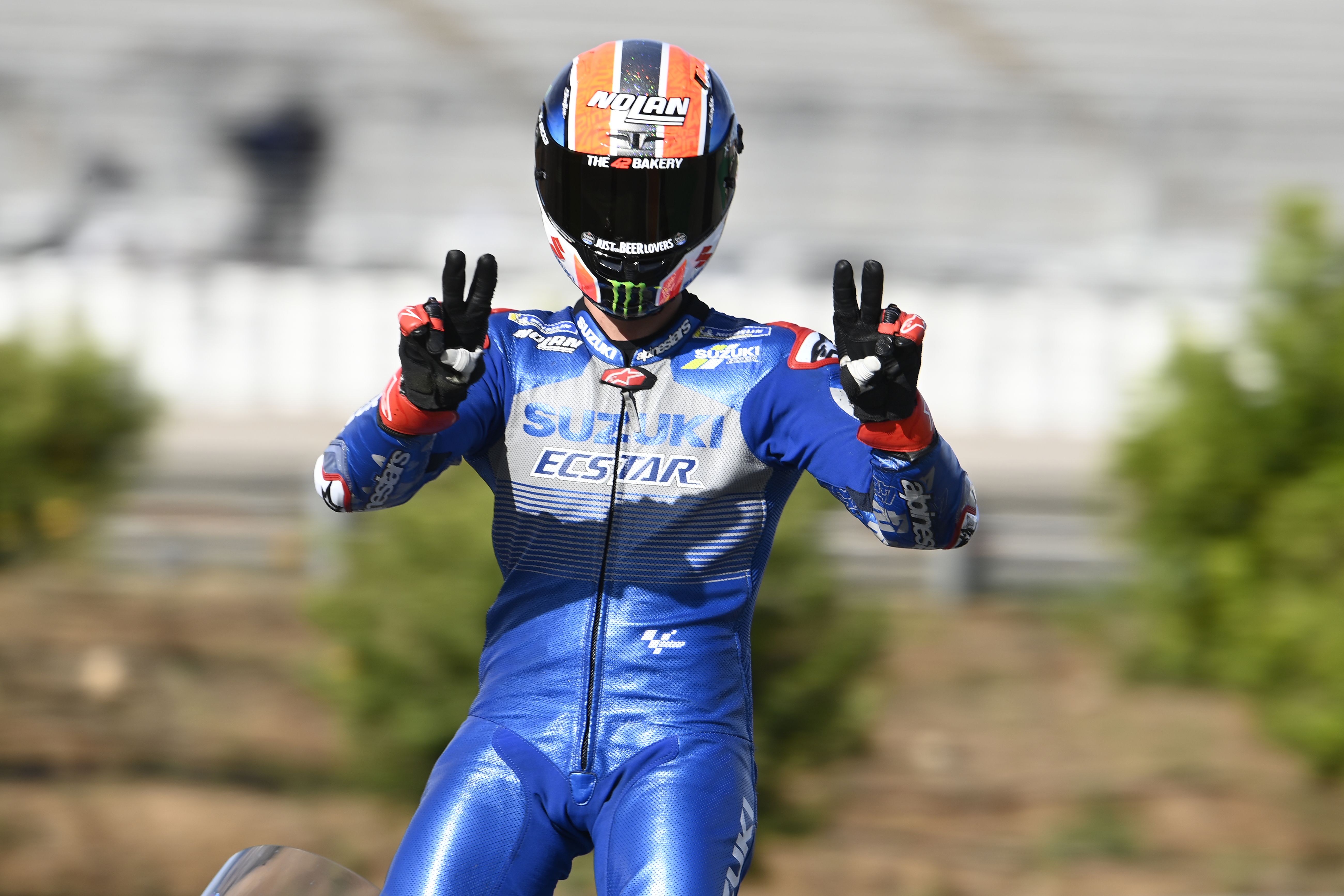 La segunda posición de Álex Rins en Valencia le aúpan a la segunda posición del campeonato.