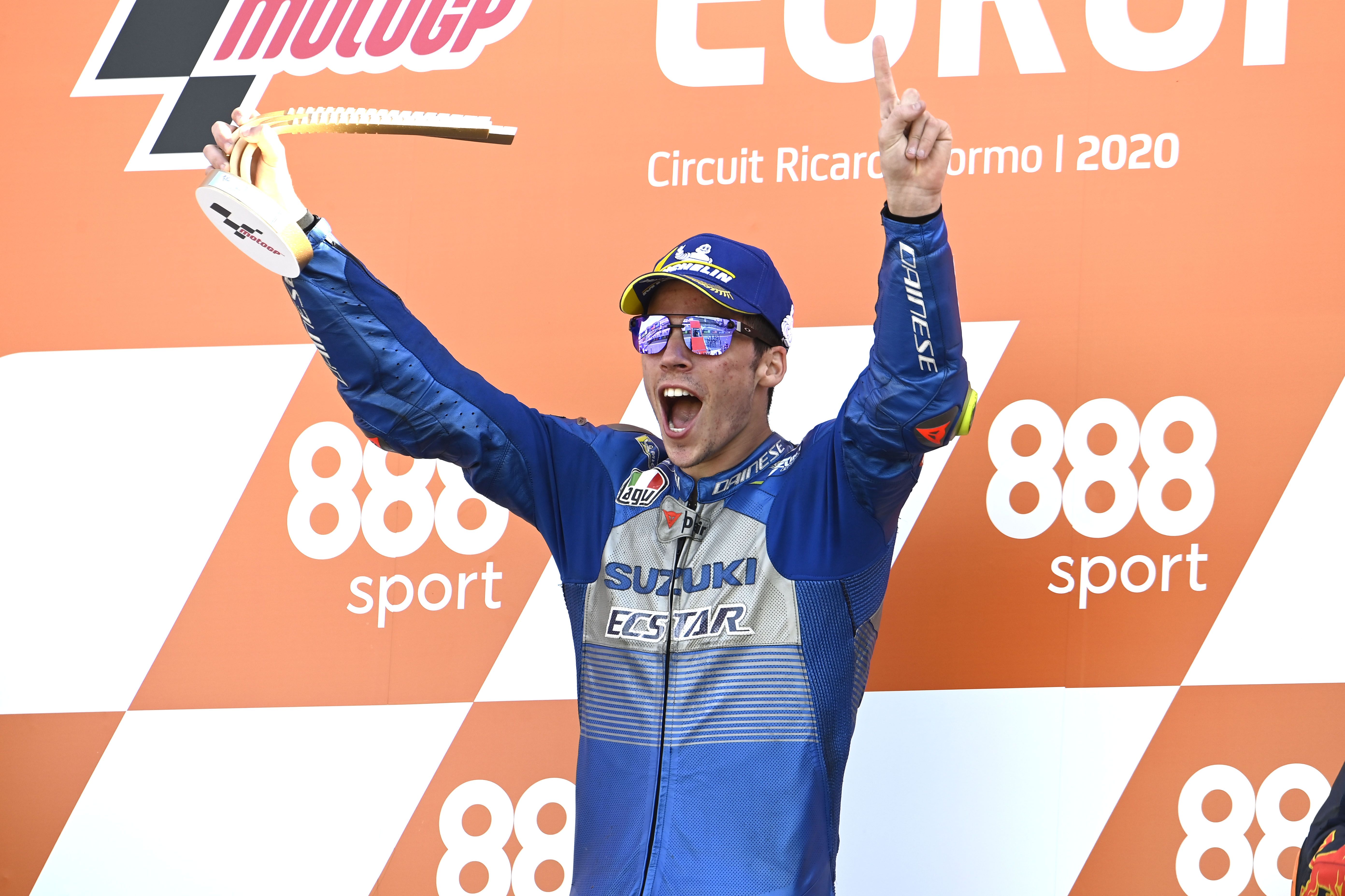 Joan Mir celebra en el podio de Valencia su primera victoria en MotoGP.