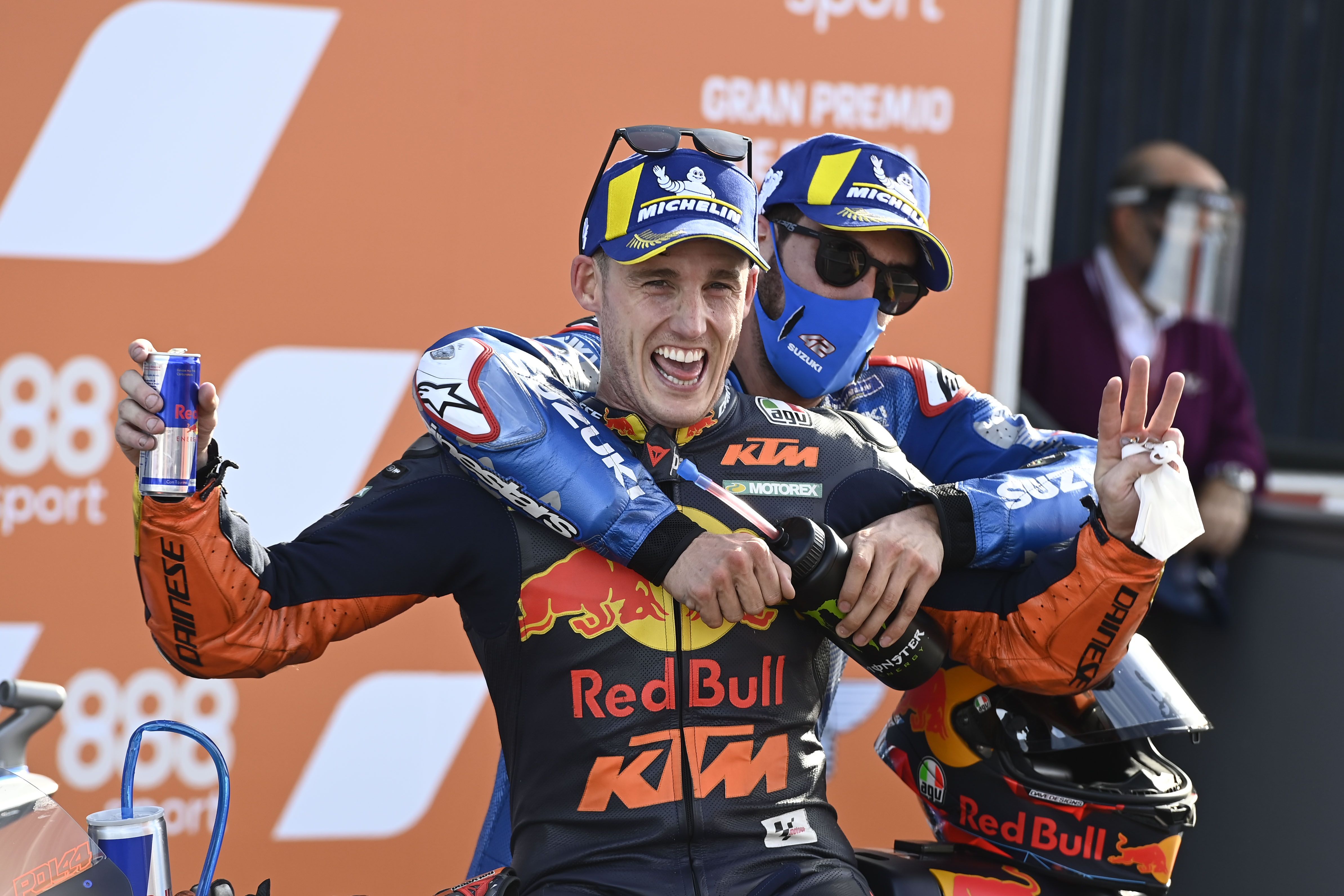 Pol Espargaró y Joan Mir celebran su resultado juntos en el podio.