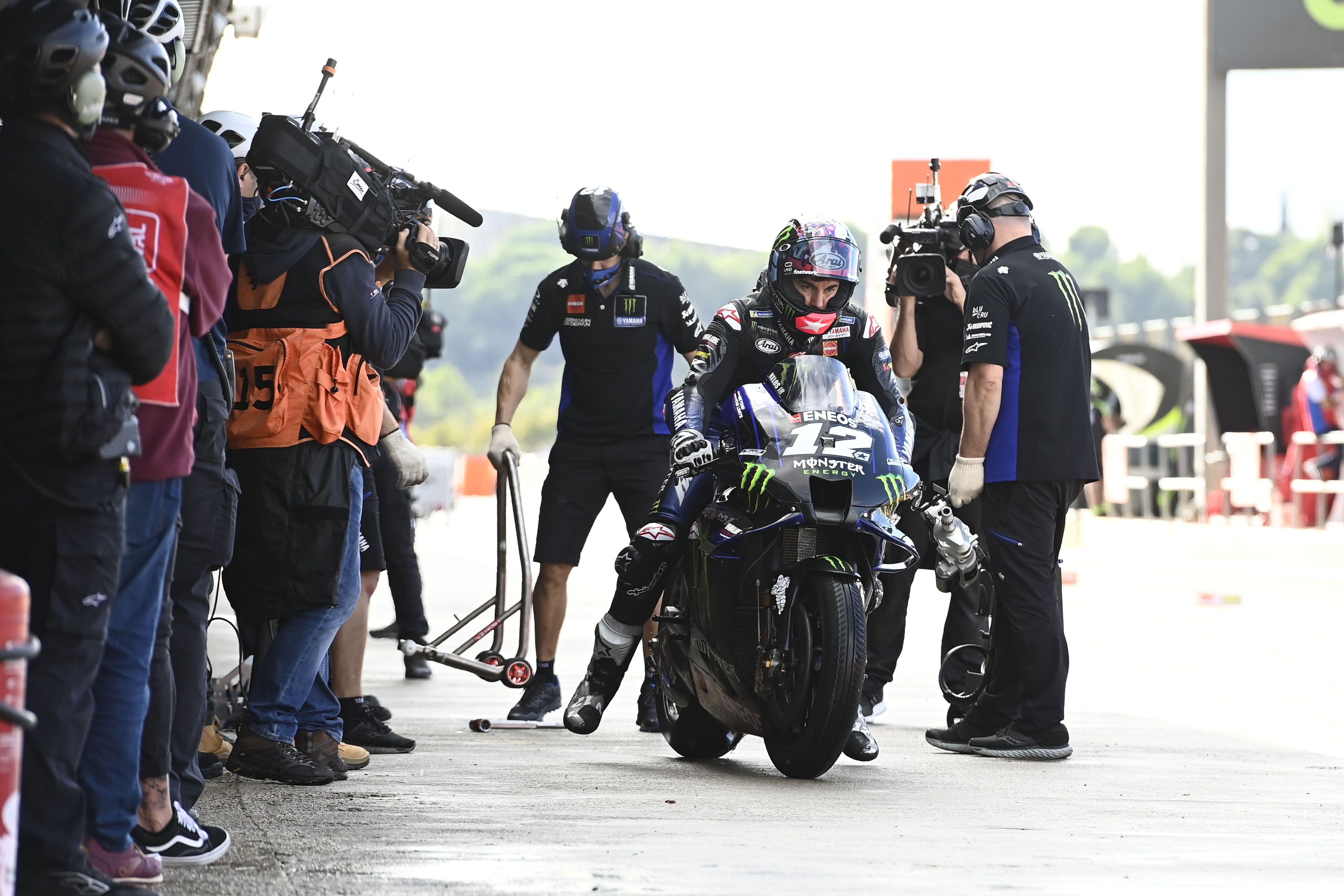 Maverick Viñales ha tenido que salir desde el pit lane por sanción.