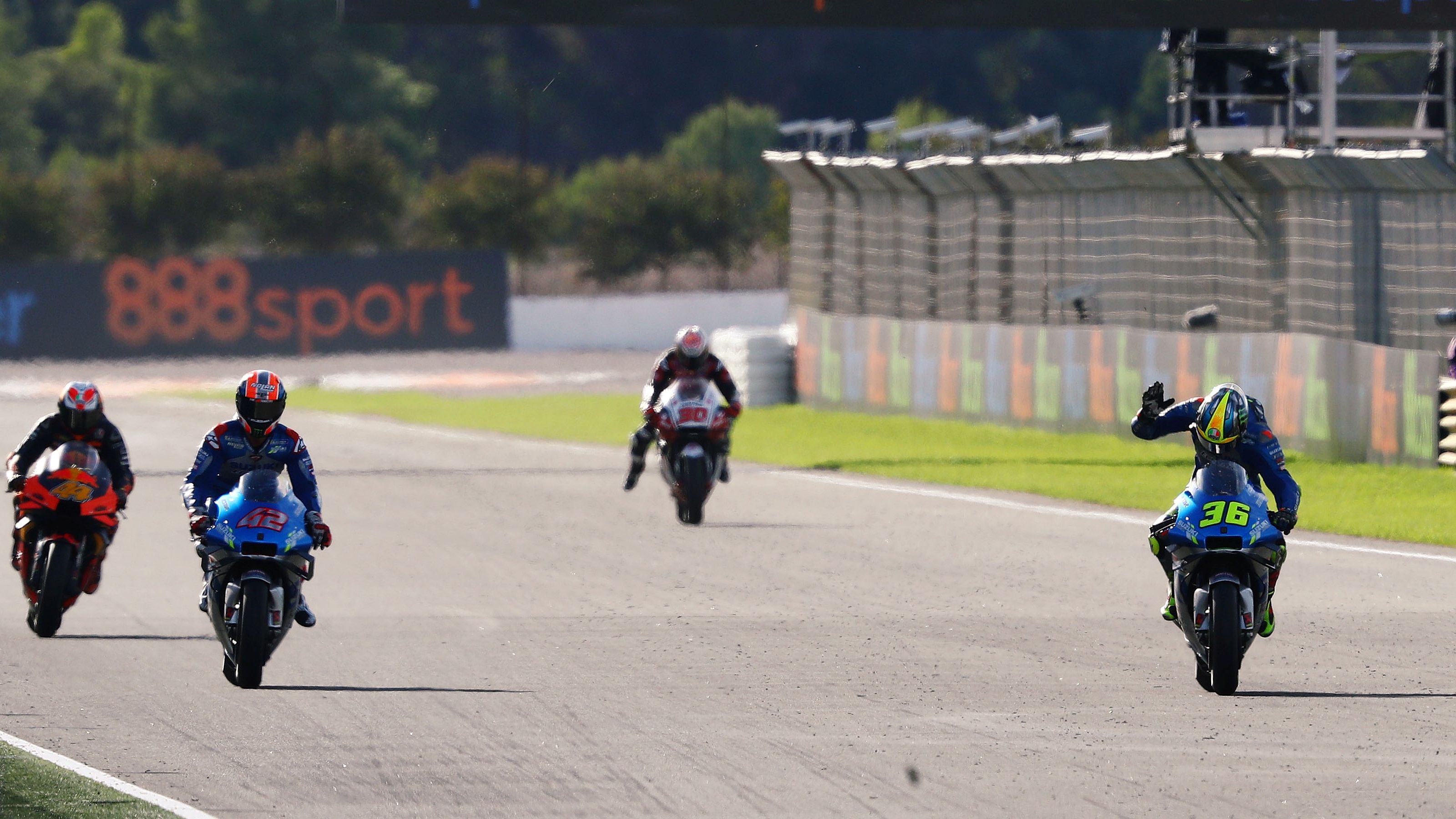 Joan Mir celebra su victoria en el GP de Europa ante Álex Rins y Pol Espargaró, que le hace más líder de MotoGP 2020.