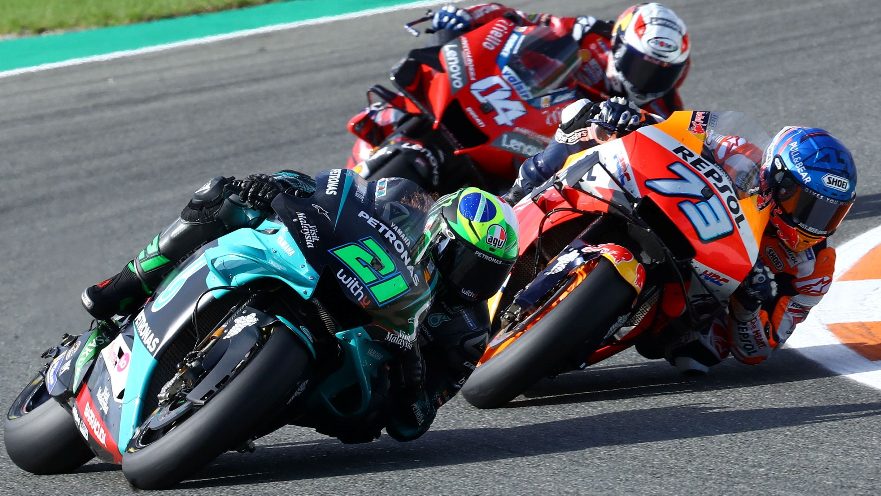 Álex Márquez intenta colarse a Franco Morbidelli en presencia de Andrea Dovizioso