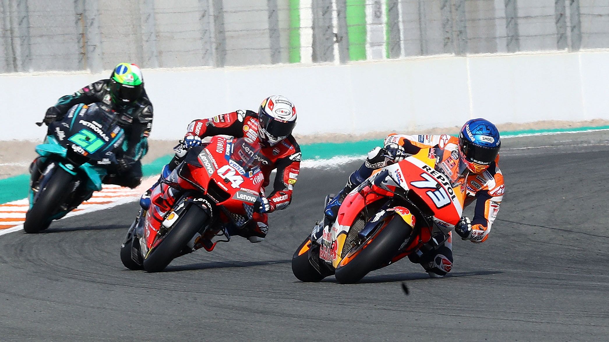 Álex Márquez seguido por Andrea Dovizioso y Franco Morbidelli