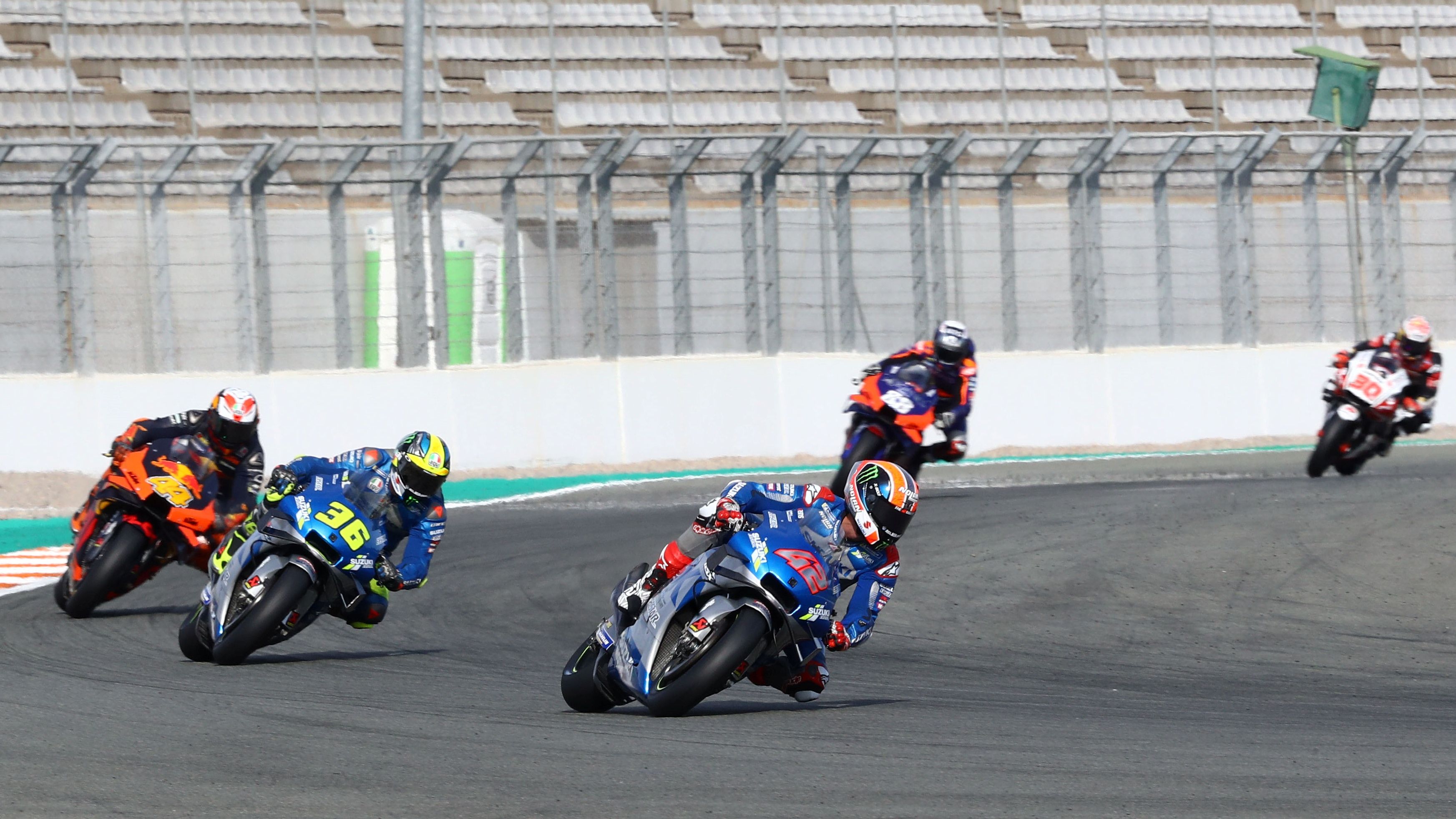 Álex Rins comanda la prueba seguido por Joan Mir y Pol Espargaró