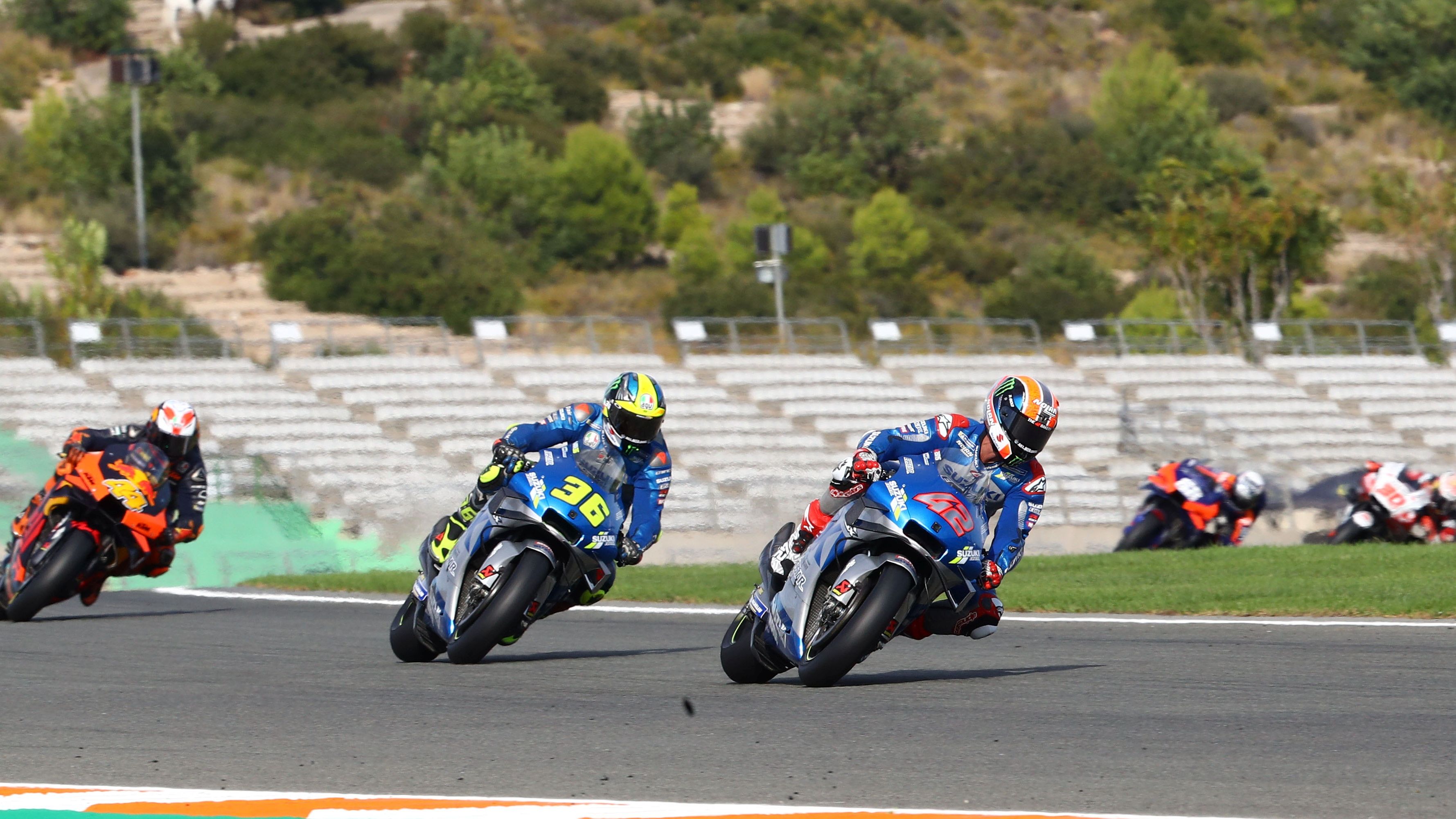 Álex Rins lidera con Joan Mir y Pol Espararó a su estela