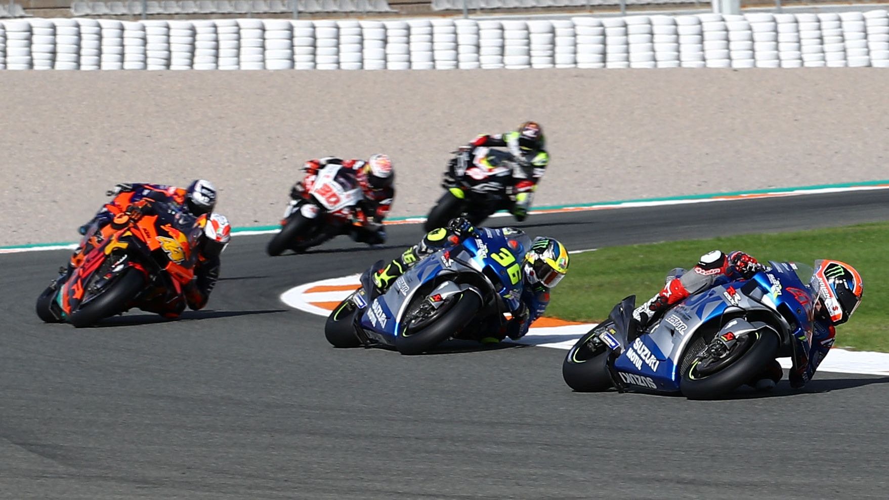 Álex Rins seguido por Joan Mir, Pol Espargaró, Miguel Oliveira, Takaaki Nakagami y Johann Zarco