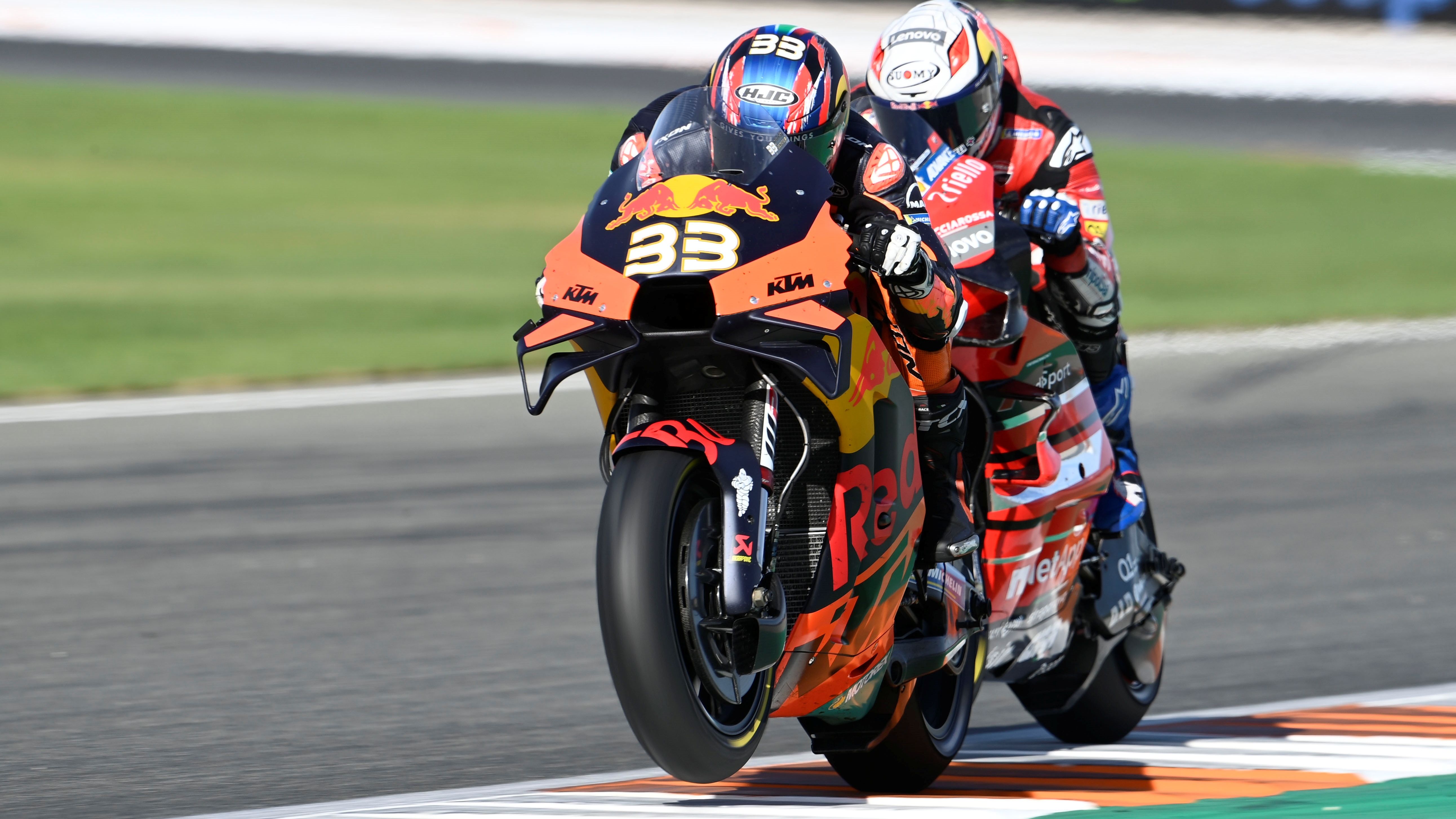 Brad Binder con Andrea Dovizioso totalmente pegado