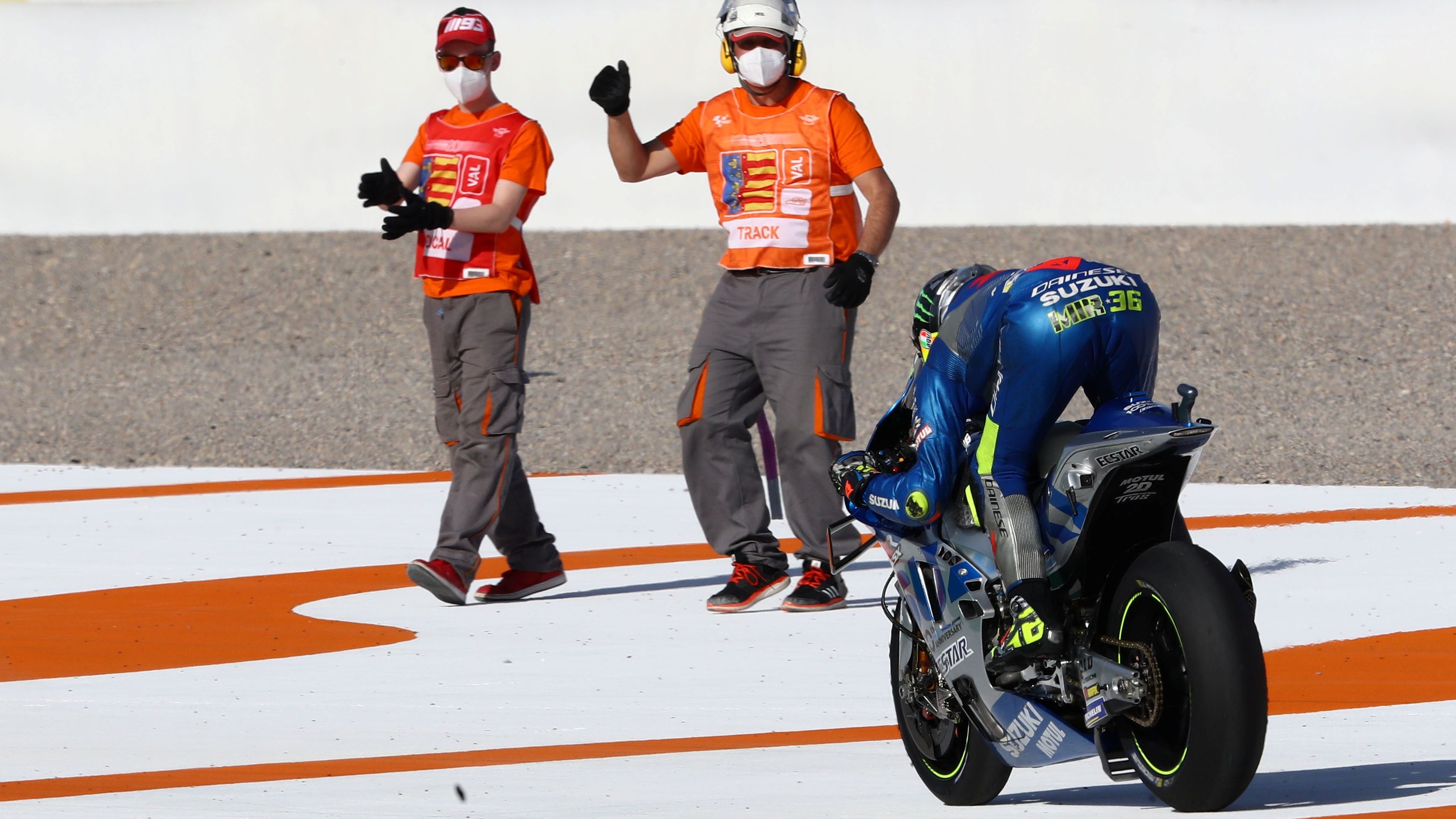 Joan Mir celebra su primera victoria en MotoGP