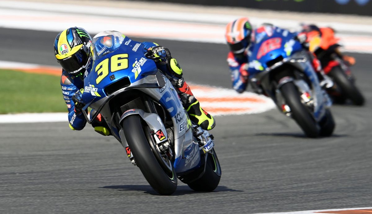 Joan Mir mete distancia a Álex Rins y Pol Espargaró para ganar el GP de Europa de MotoGP 2020. Joan Mir mete distancia a Álex Rins y Pol Espargaró para ganar el GP de Europa de MotoGP 2020.