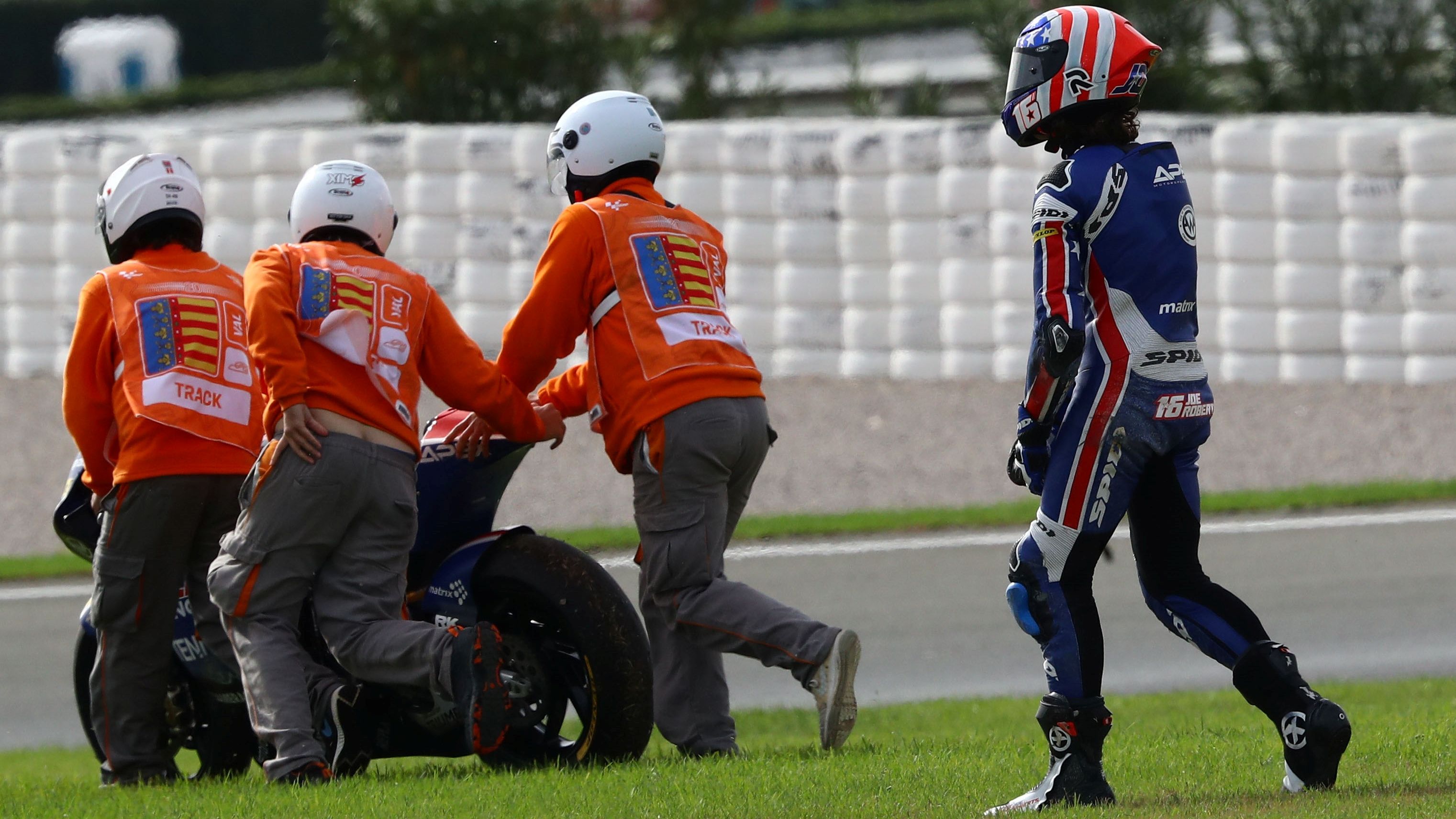 Joe Roberts se fue al suelo cuando lideraba la carrera de Moto2