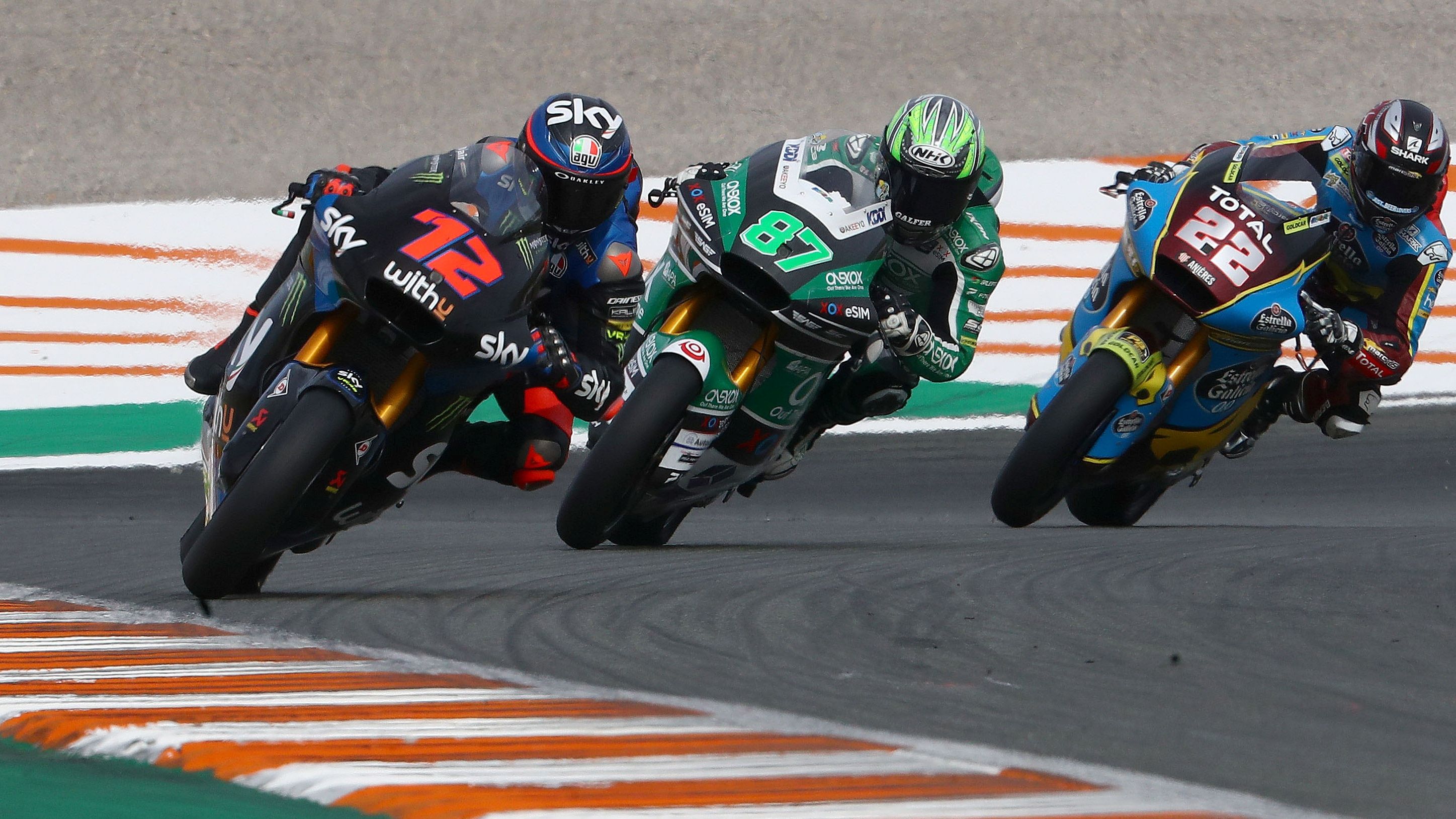Marco Bezzecchi delante de Remy Gardner y Sam Lowes