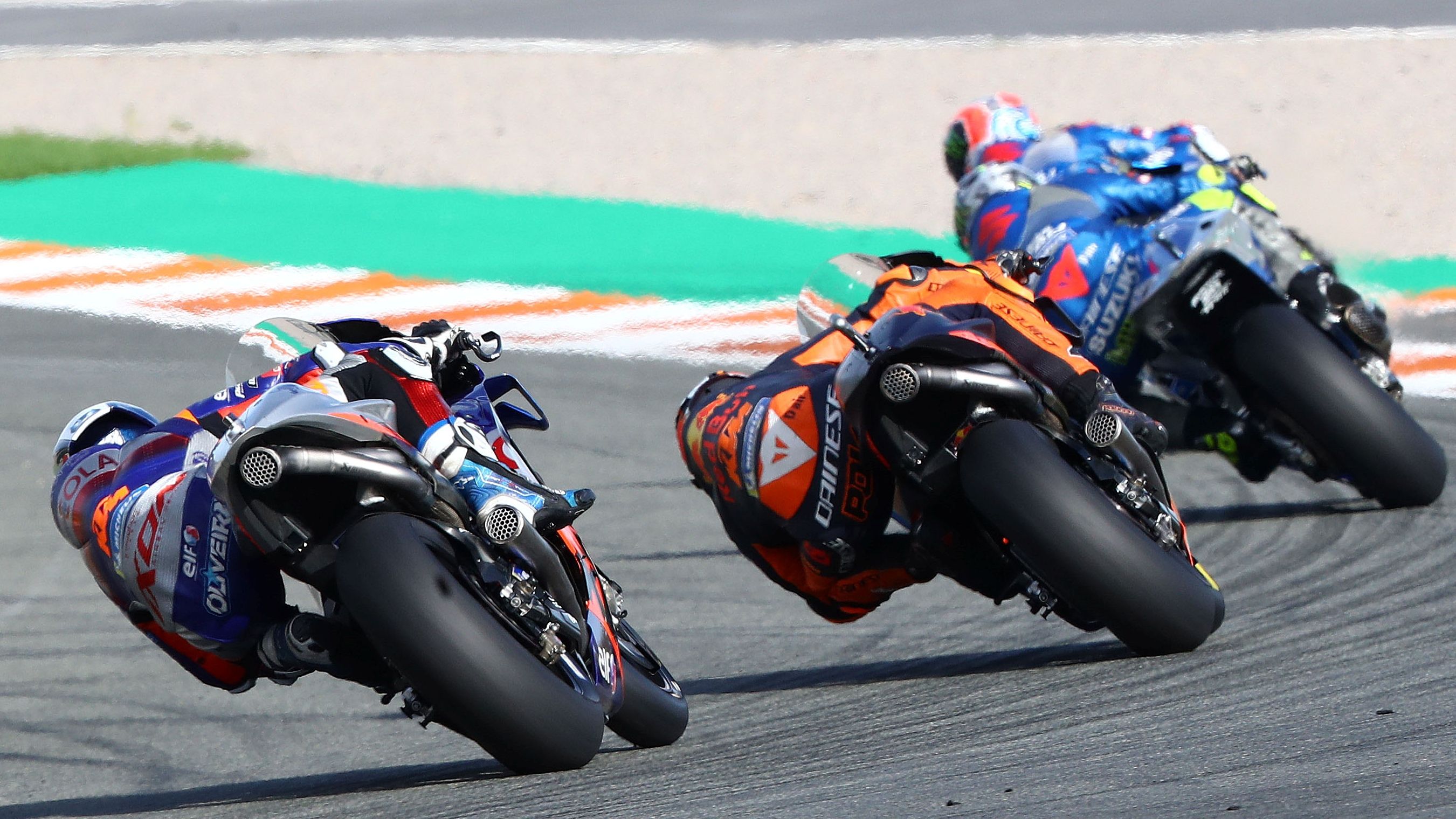 Miguel Oliveira detrás de Pol Espargaró, Joan Mir y Álex Rins