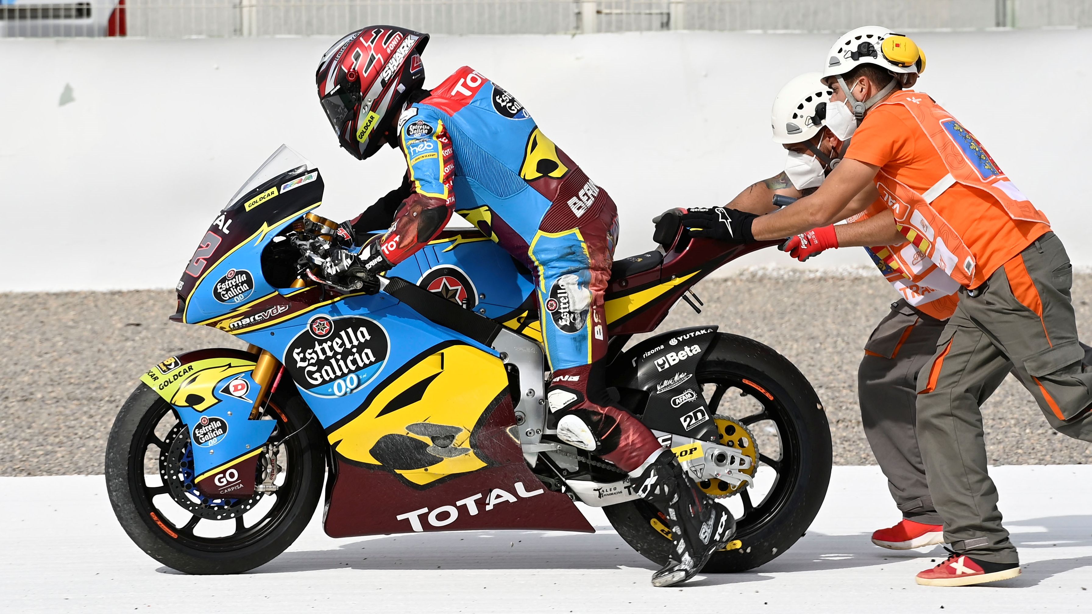 Sam Lowes tras la caída que le costó el liderato