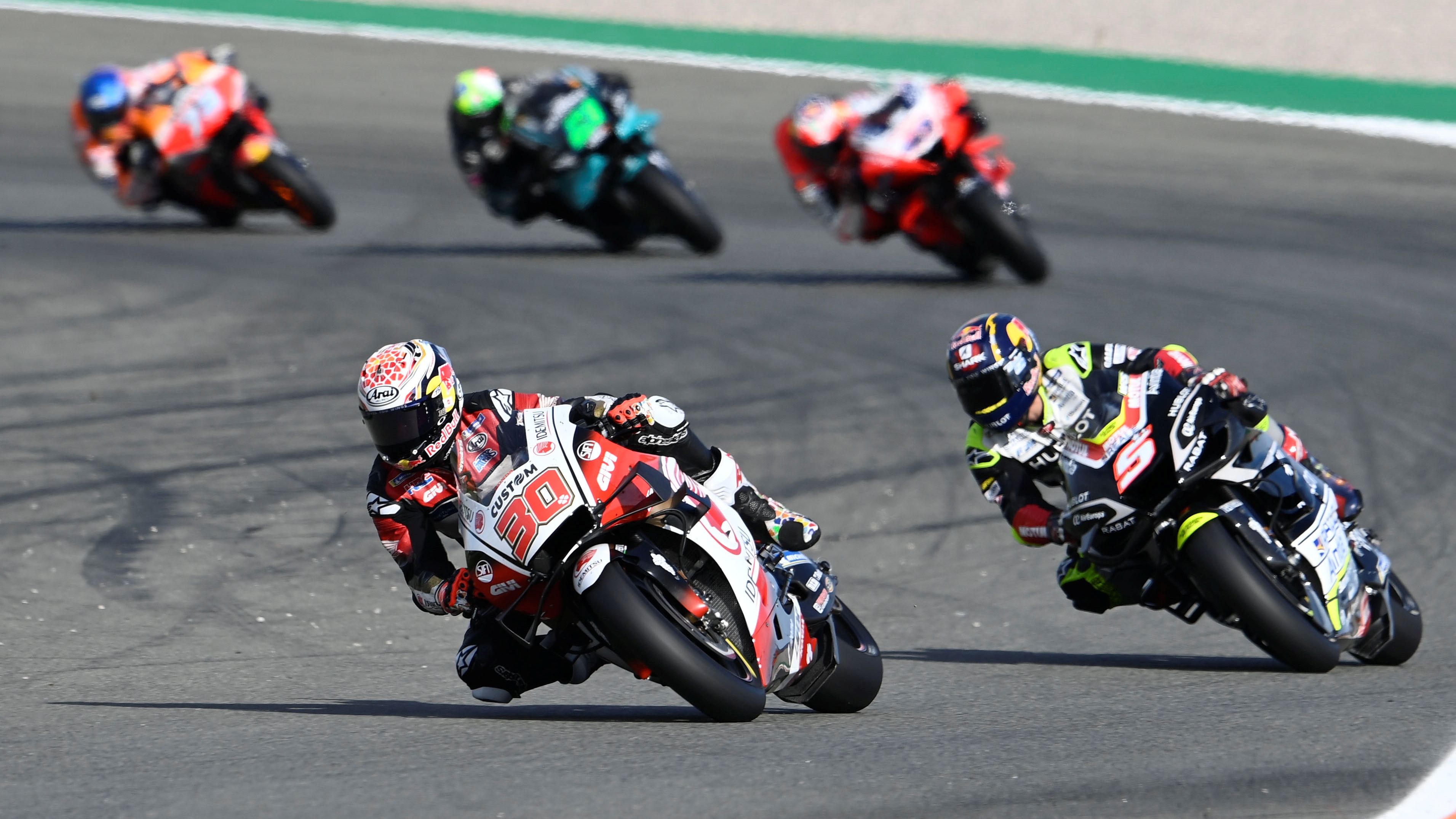 Takaaki Nakagami por delante de Johann Zarco