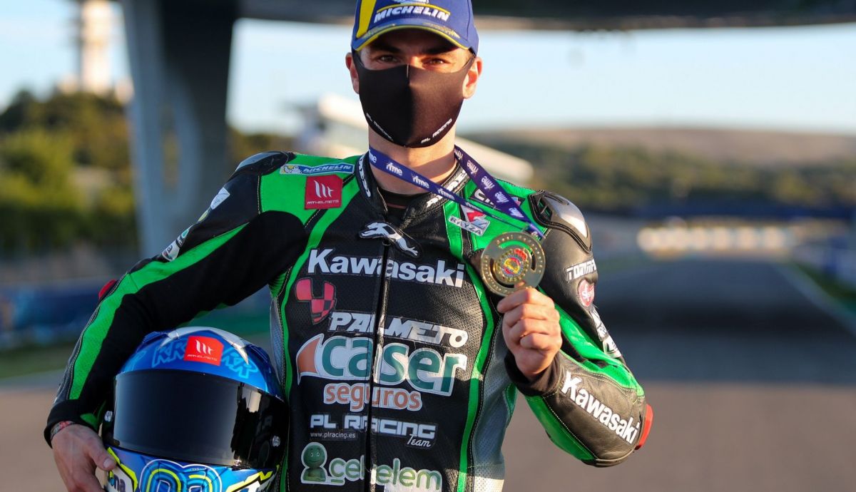 Román Ramos con su medalla de campeón de España de Superbike 2020 Román Ramos con su medalla de campeón de España de Superbike 2020