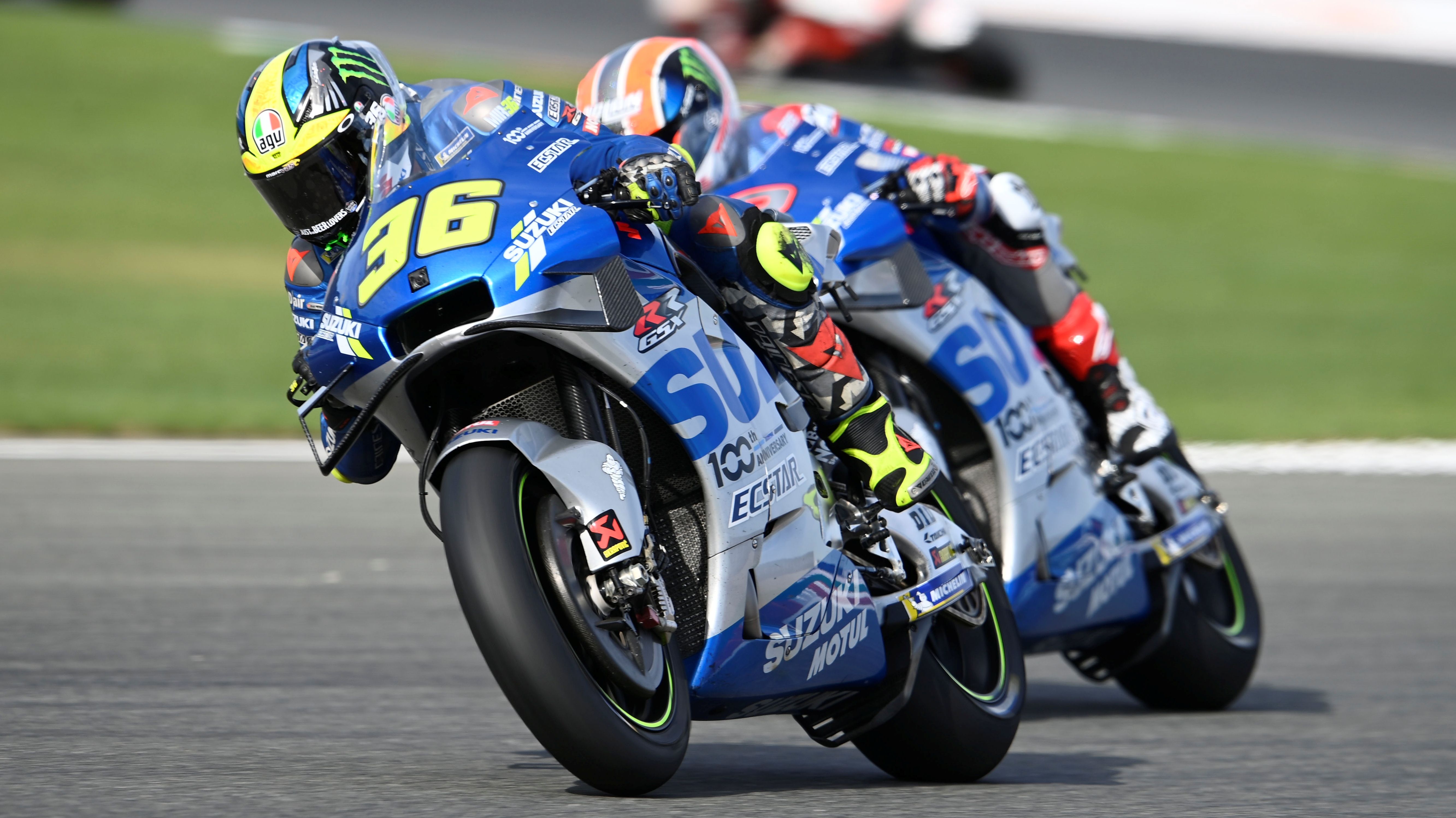 Joan Mir por delante de Álex Rins, su compañero en Suzuki, en el GP de Europa