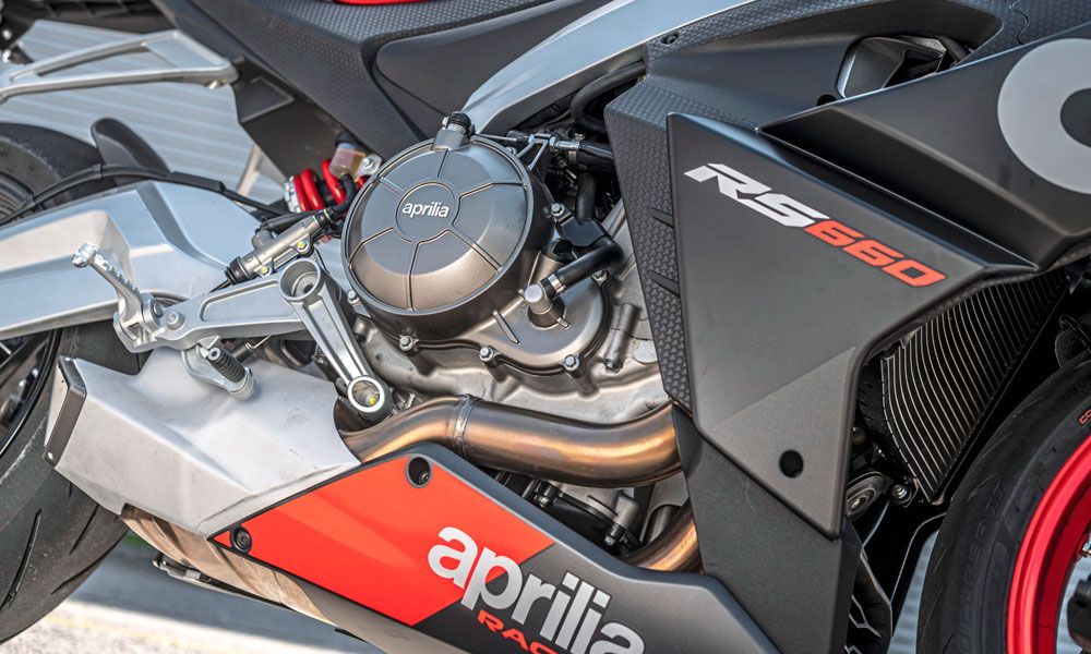 Aprilia RS 660: El nuevo motor bicilíndrico en línea, con el cigüeñal calado a 270º, responde sin traqueteos desde las 2.000 rpm, y ofrece 67 Nm de par.
