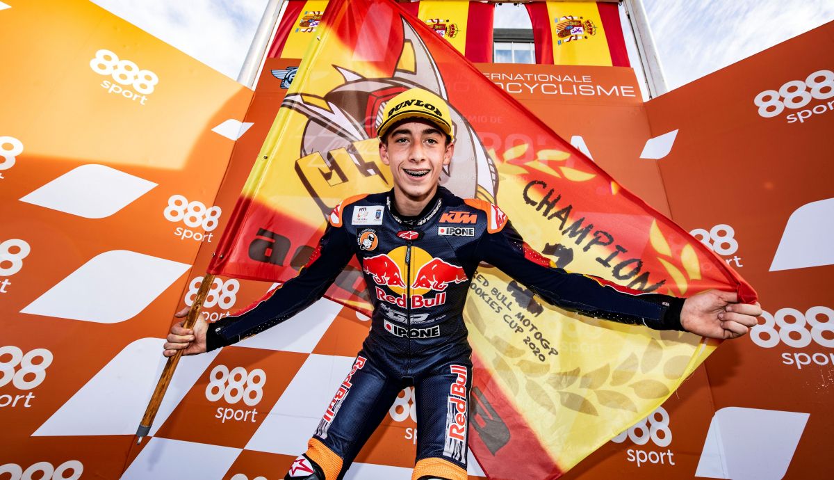 Pedro Acosta festeja el título de la Red Bull MotoGP Rookies Cup 2020