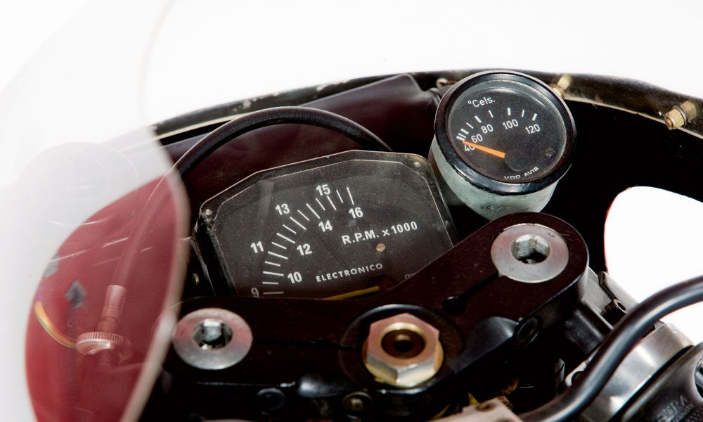 Bultaco TSS 50 de 1976: El radiador está situado en el frontal, justo delante del reloj del tacómetro para lograr un carenado más pequeño y estrecho
