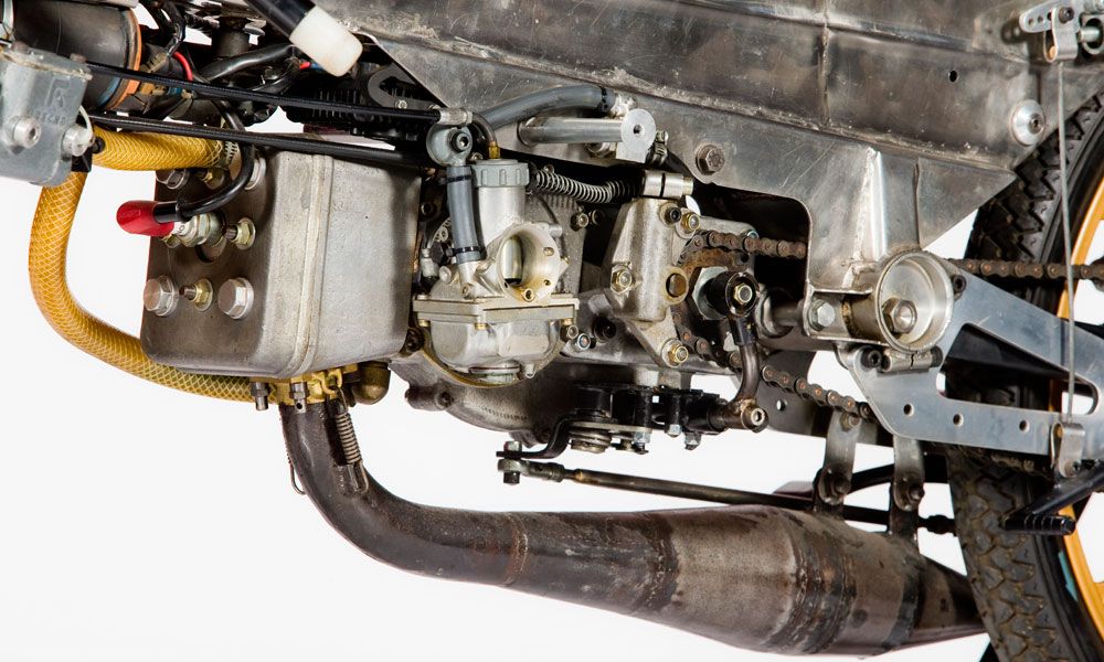 Bultaco TSS 50 de 1976:  El motor es totalmente horizontal para compactar la estructura.