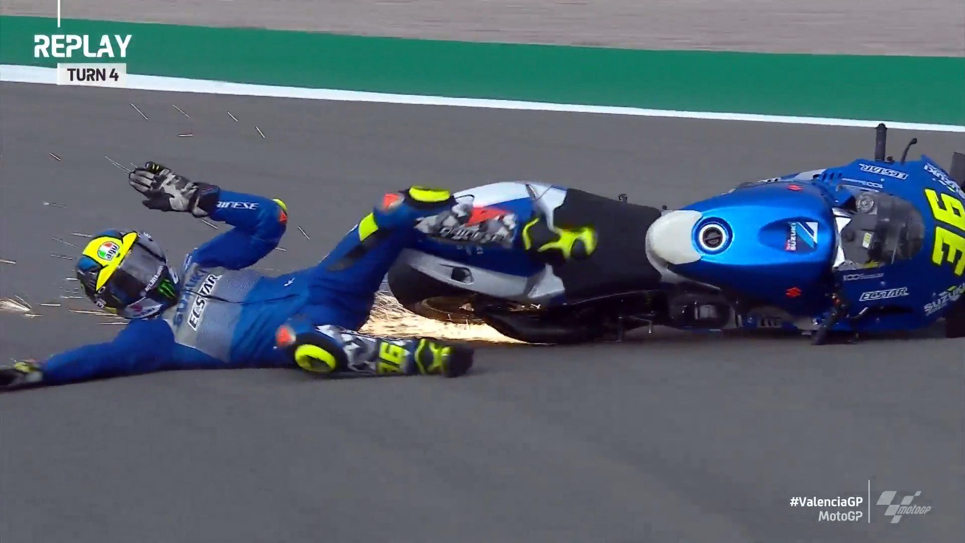 La caída de Joan Mir, sin consecuencias, durante el FP2 del Gran Premio de Valencia.