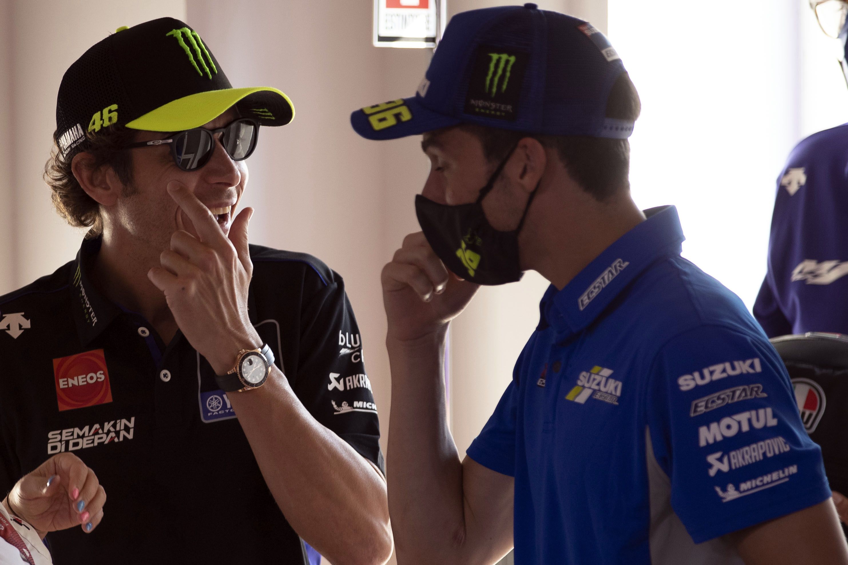 Valentino Rossi y Joan Mir charlan tras una rueda de prensa de MotoGP.