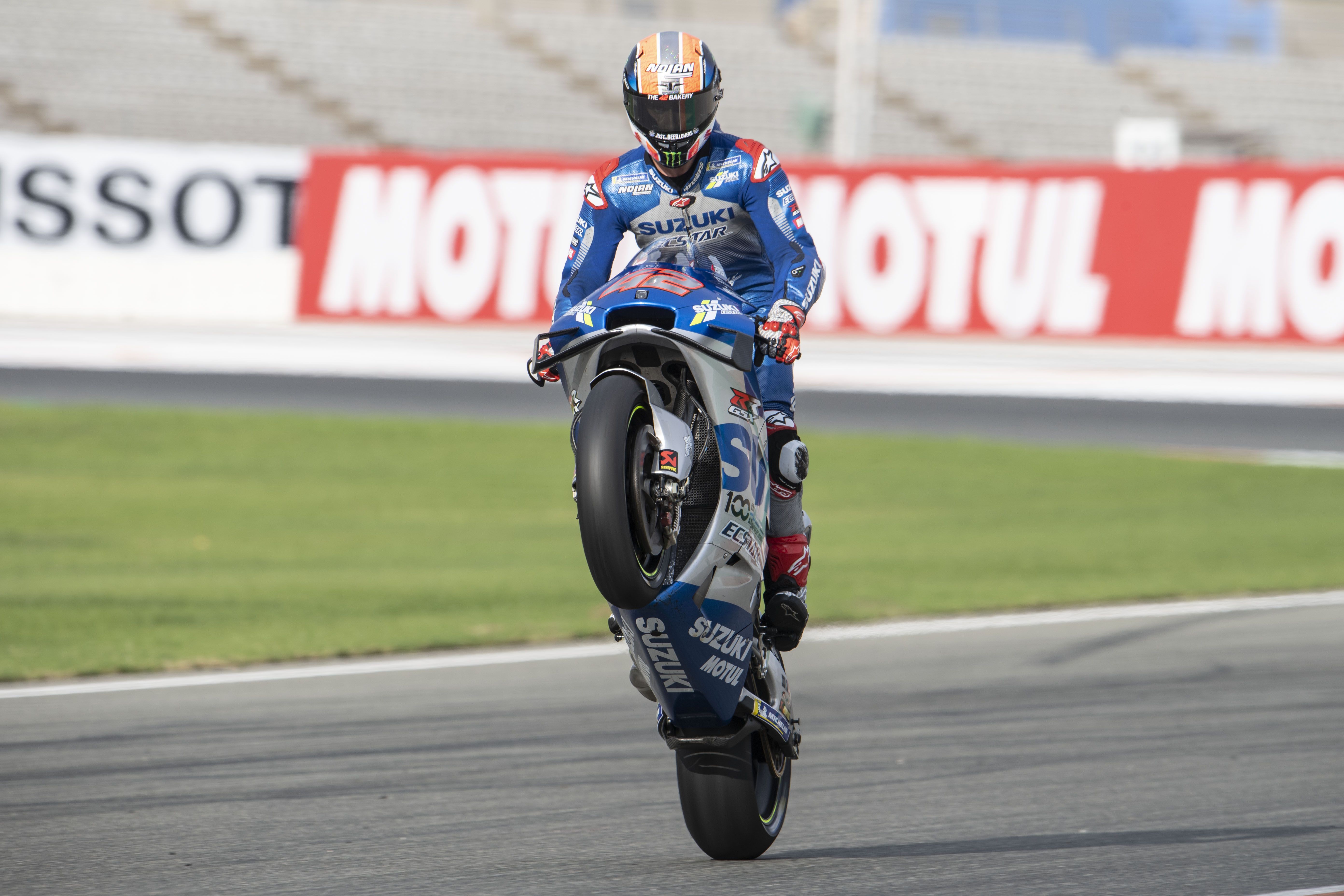 Álex Rins hace un caballito en el Circuit Ricardo Tormo de Valencia.