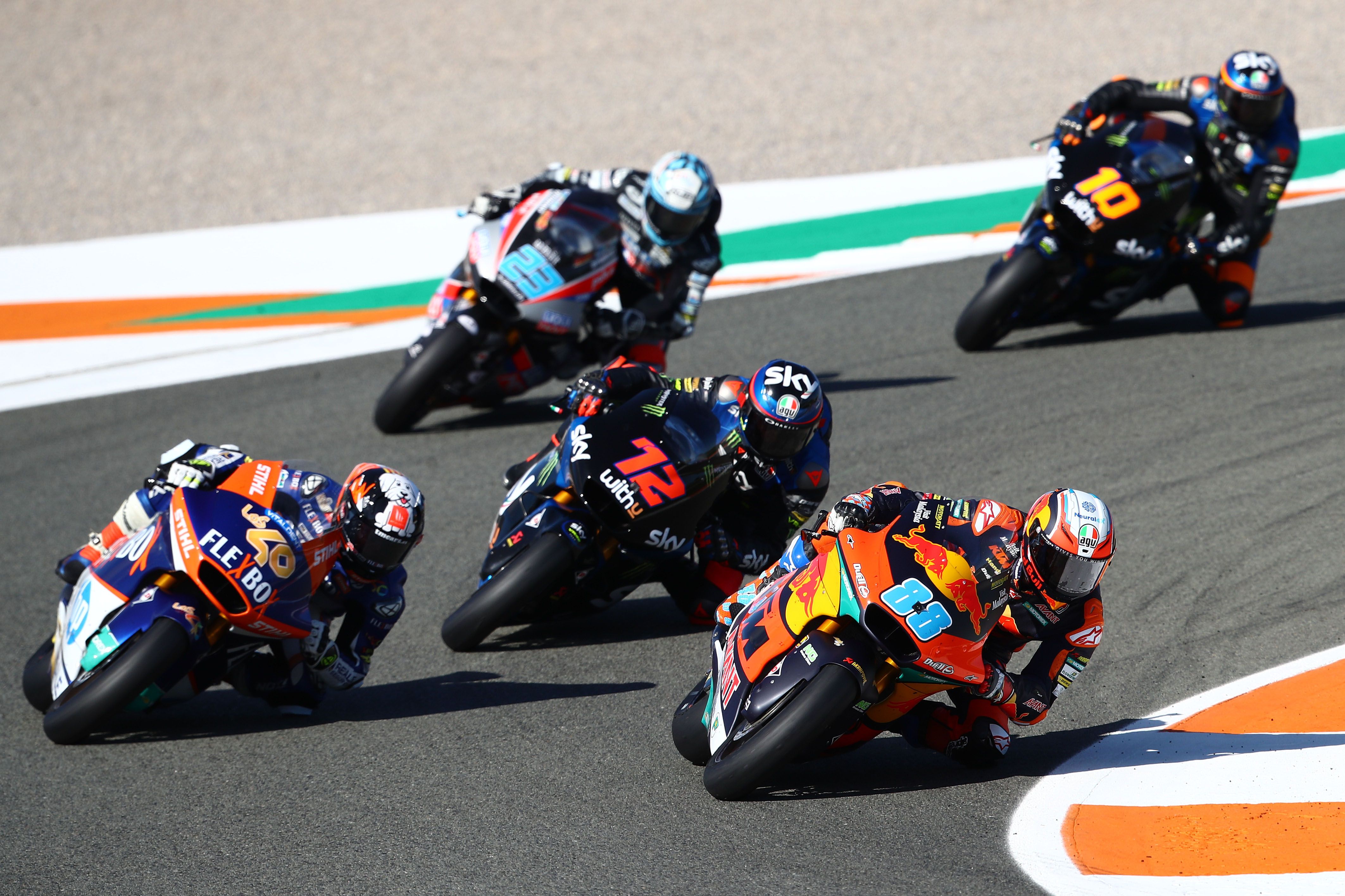La espectacular batalla en la última vuelta entre Jorge Martín, Héctor Garzó y Marco Bezzecchi.