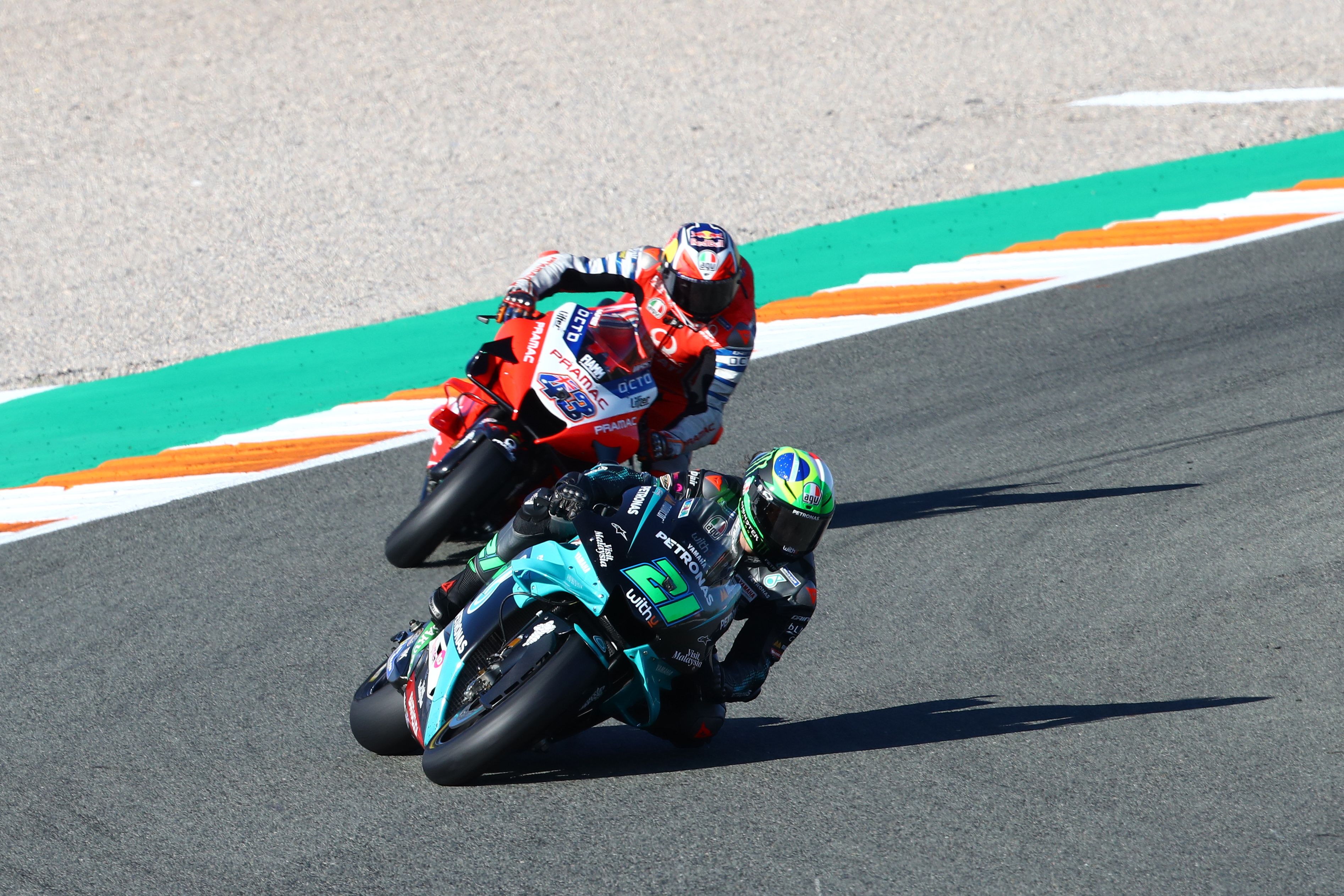 Franco Morbidelli y Jack Miller durante el Gran Premio de Valencia de MotoGP.