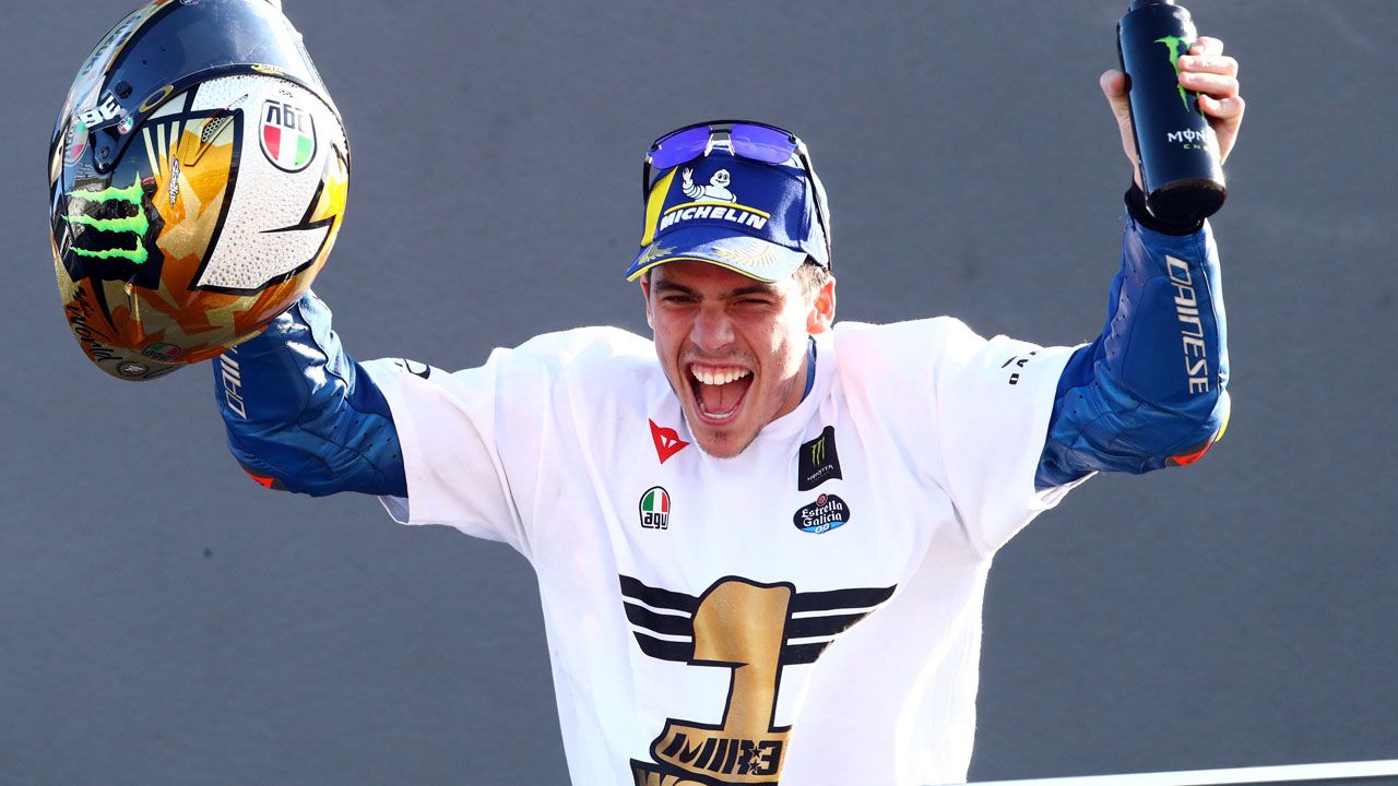 Joan Mir celebra el título de campeón de MotoGP 2020 en Valencia.