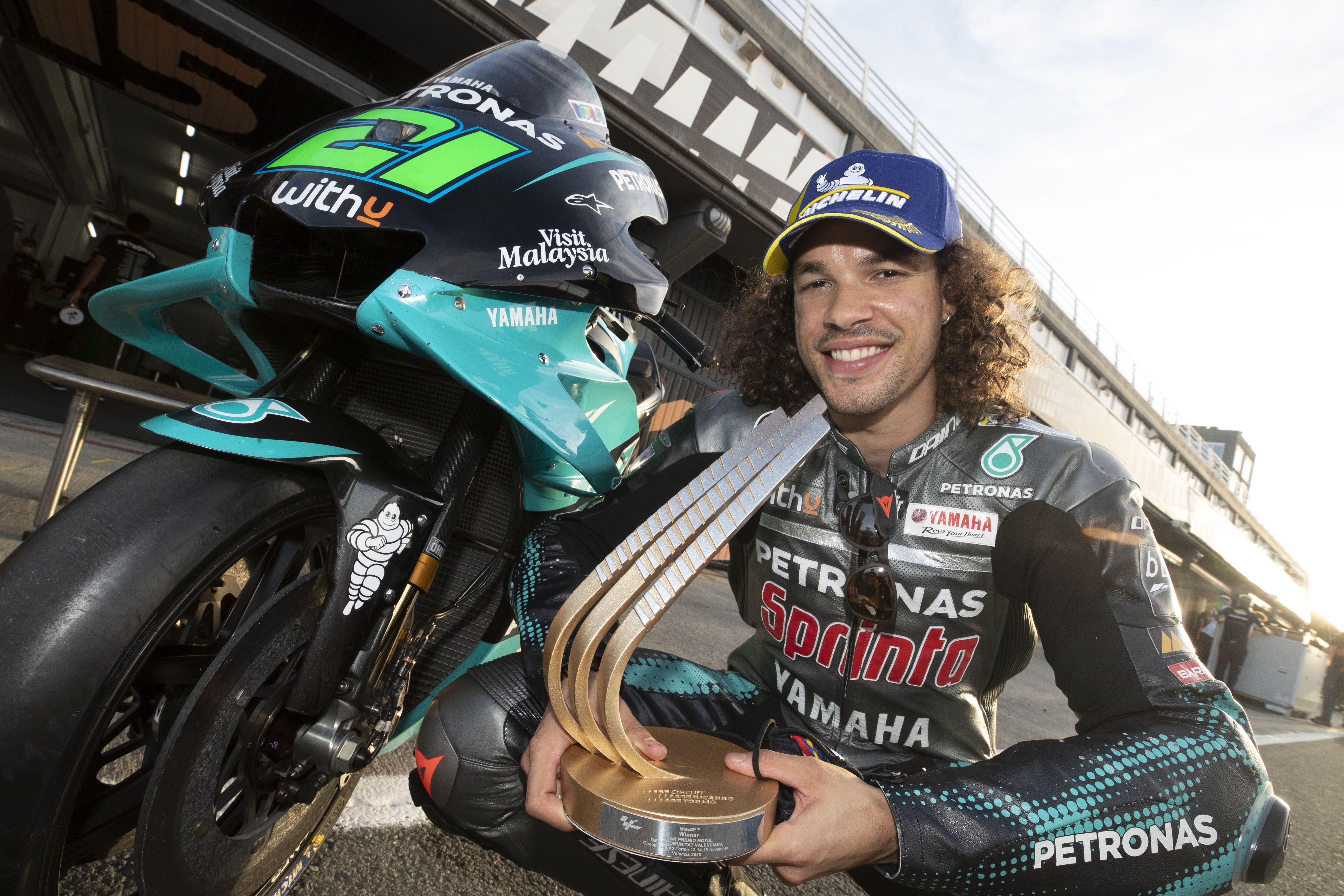 Franco Morbidelli con su trofeo de ganador del Gran Premio de Valencia 2020.