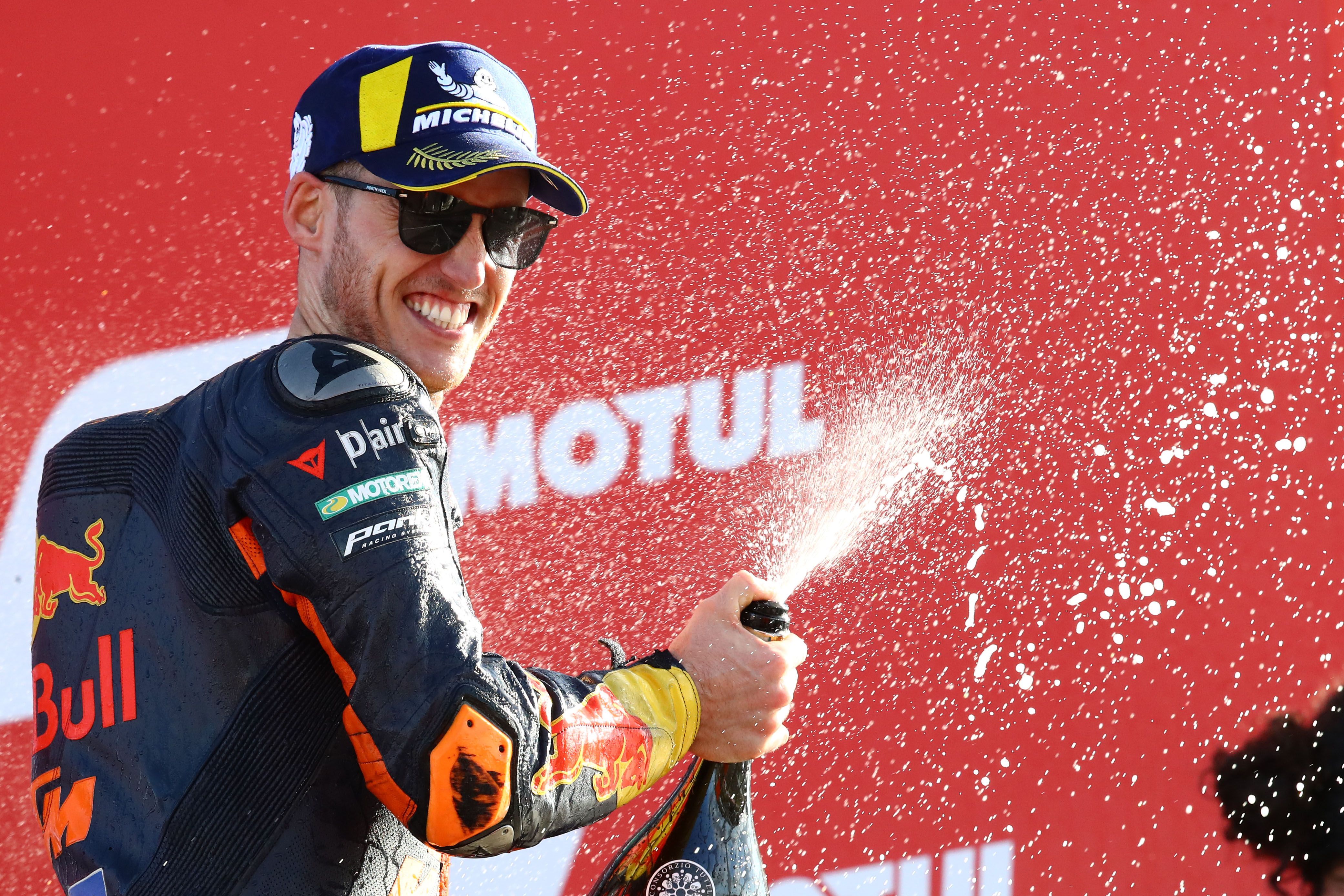 Pol Espargaró celebra su quinto podio del año en Valencia.