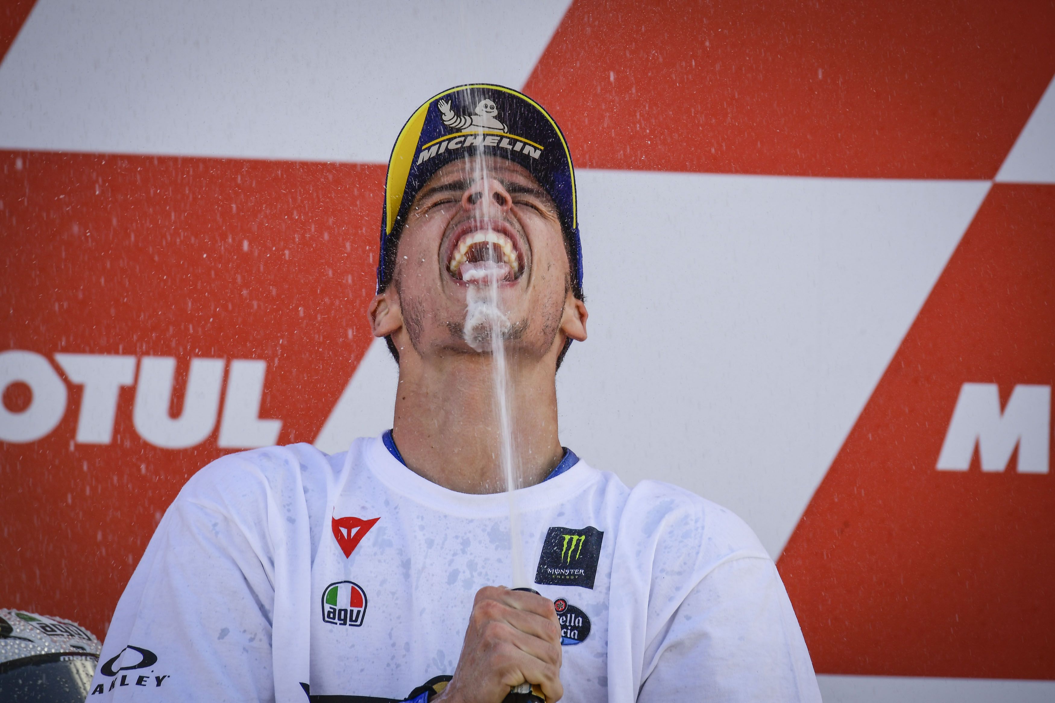 Joan Mir se baña en champán tras conquistar MotoGP 2020 en el GP de Valencia.