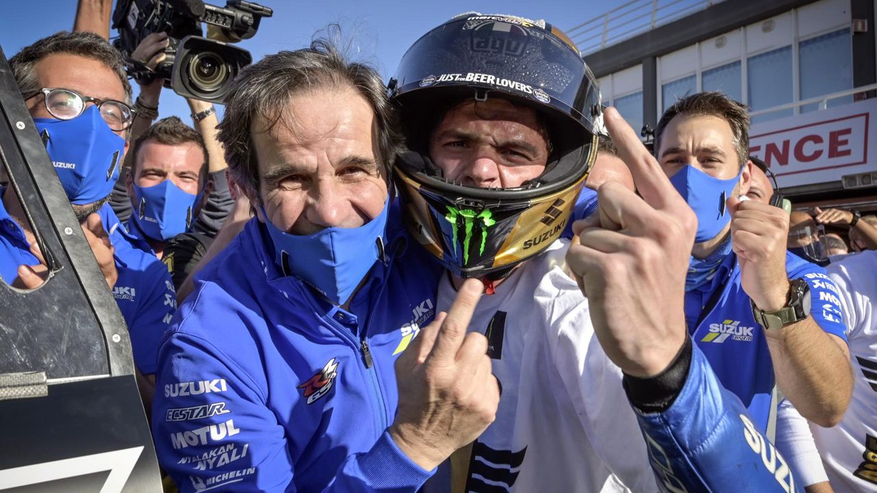 Davide Brivio celebra el título de MotoGP 2020 junto a Joan Mir.