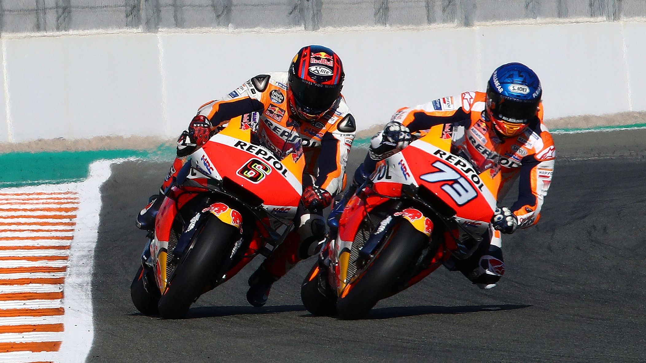 Álex Márquez se cuela por el interior a su compañero Stefan Bradl