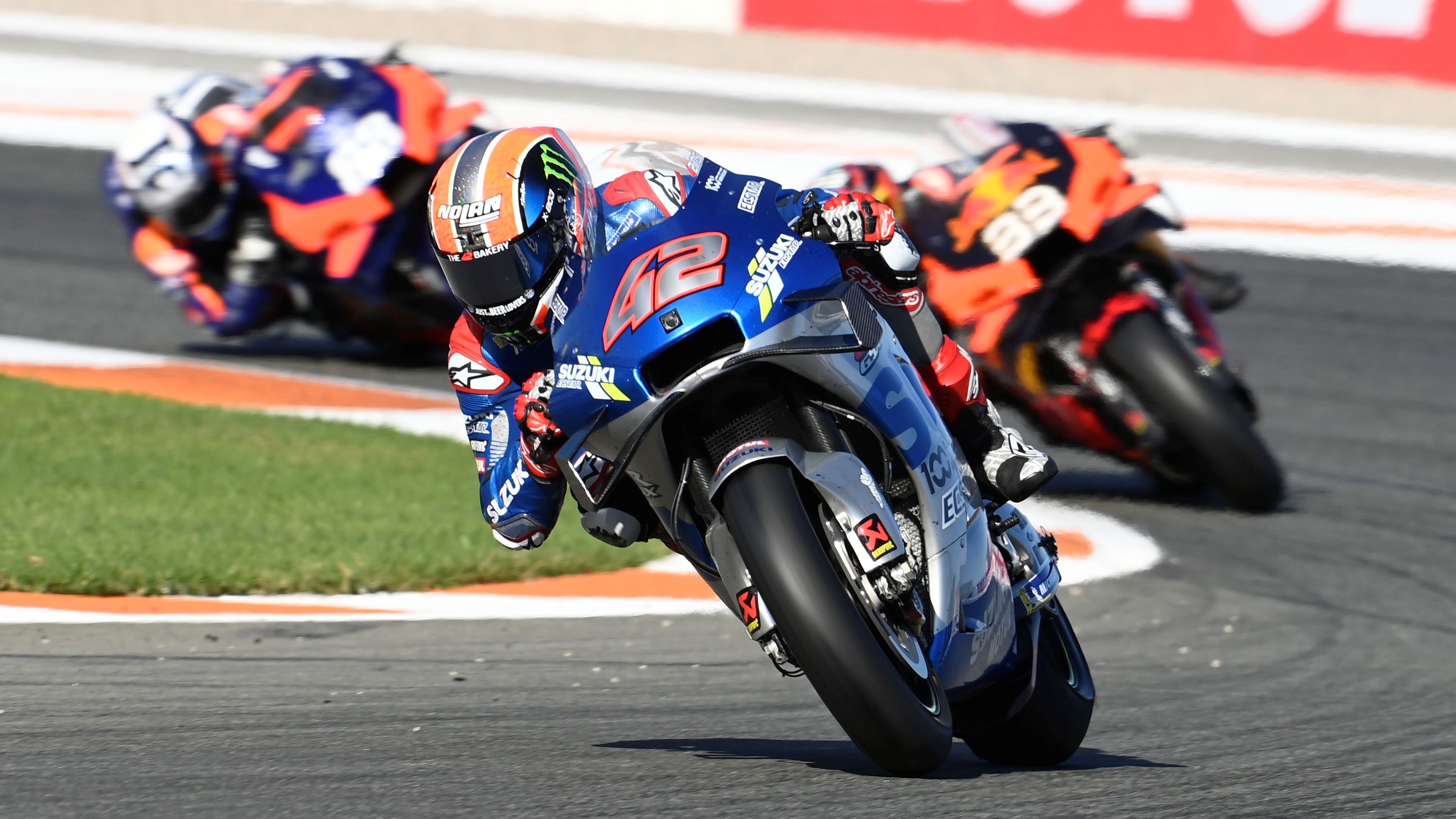 Álex Rins se escapa de Brad Binder y Miguel Oliveira