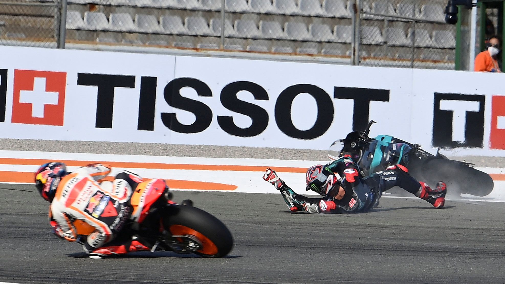 Fabio Quartararo se va al suelo cuando intentaba remontar posiciones