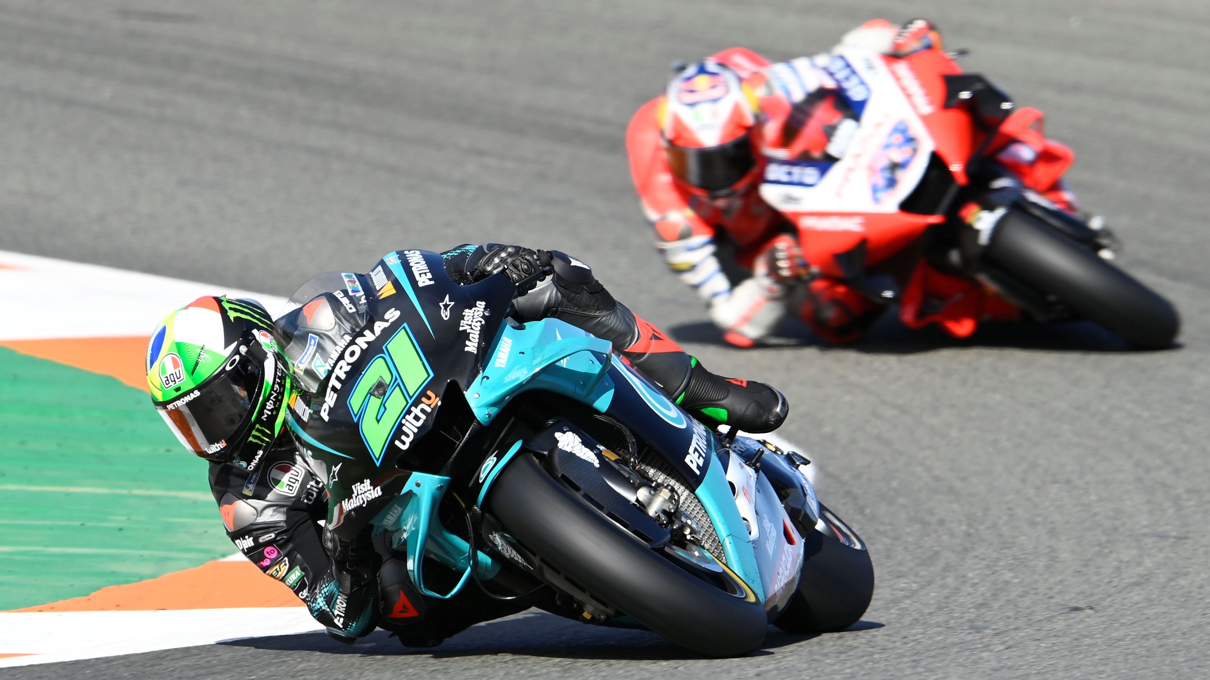 Franco Morbidelli se defiende de Jack Miller