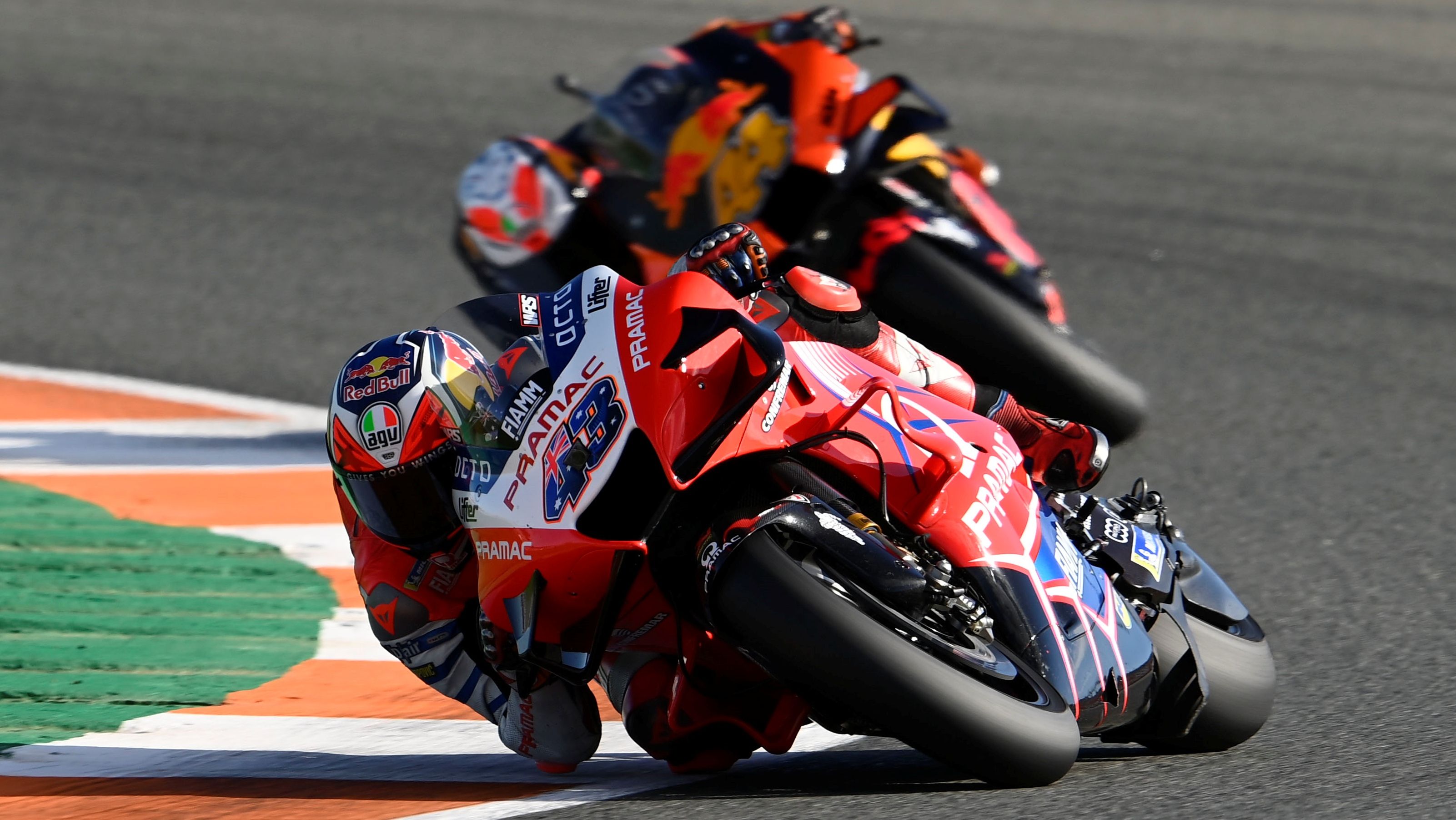Jack Miller seguido por Pol Espargaró
