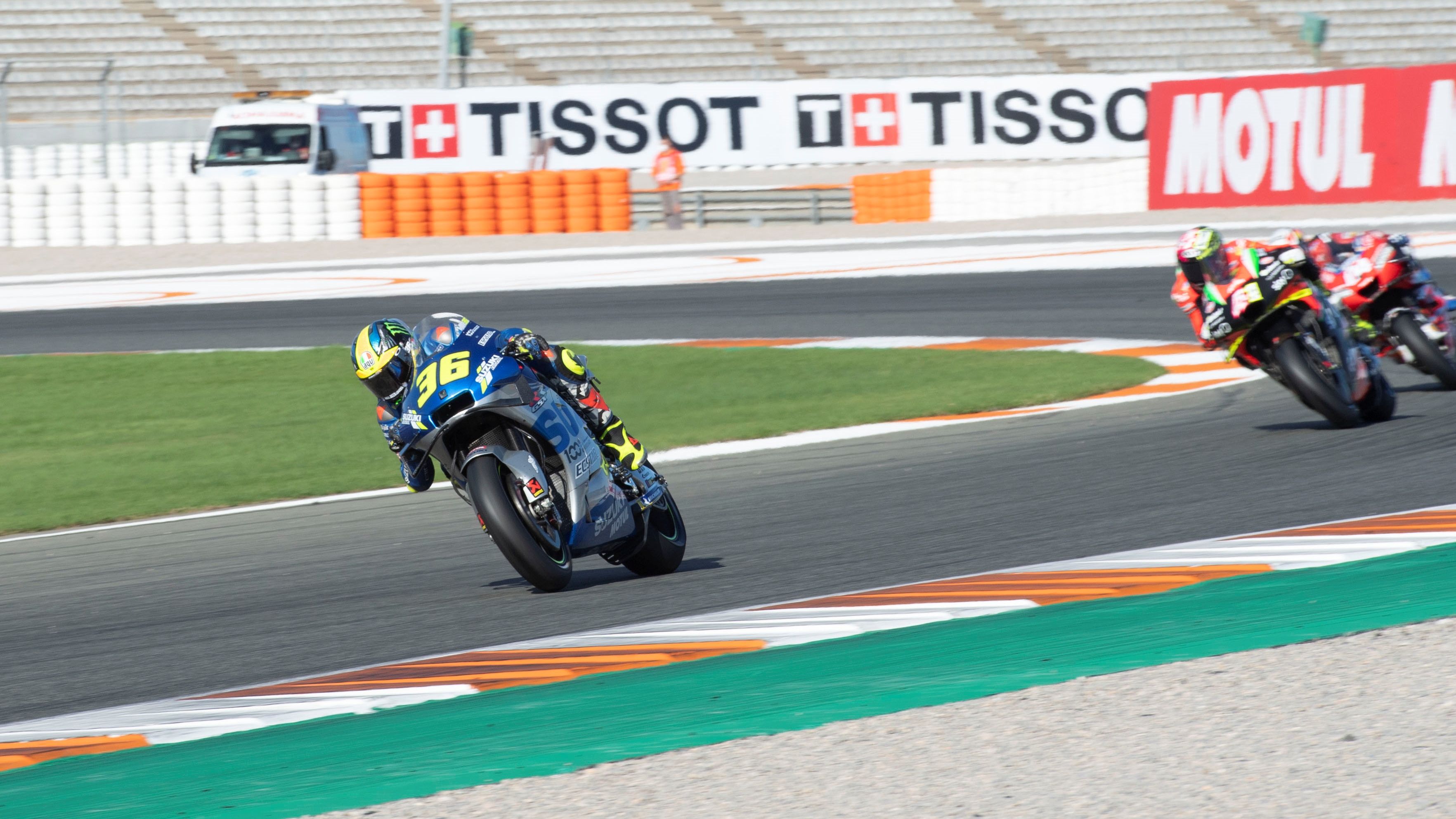 Joan Mir coge aire sobre Aleix Espargaró y Andrea Dovizioso