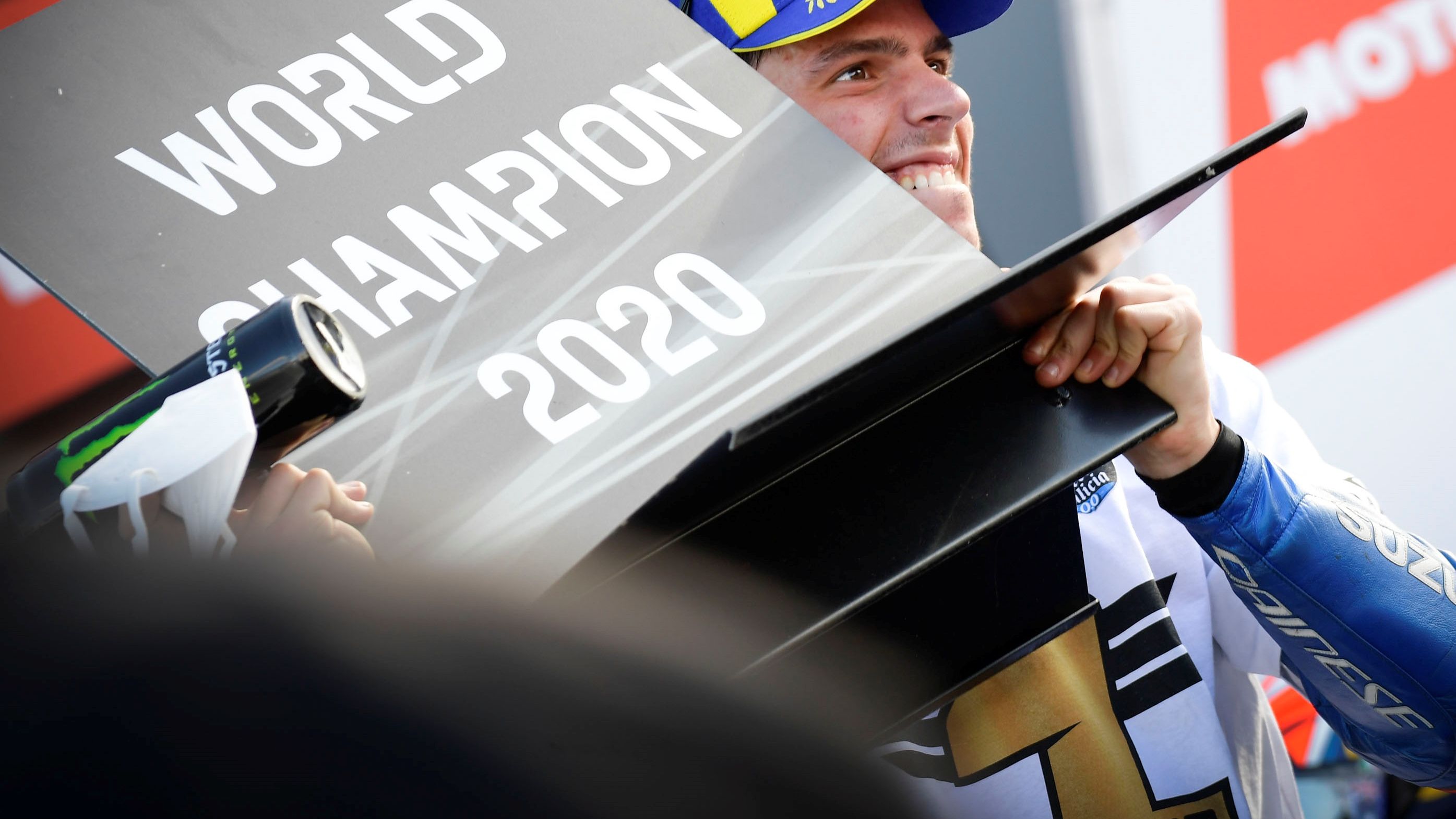 Joan Mir con el cartel de World Champion 2020