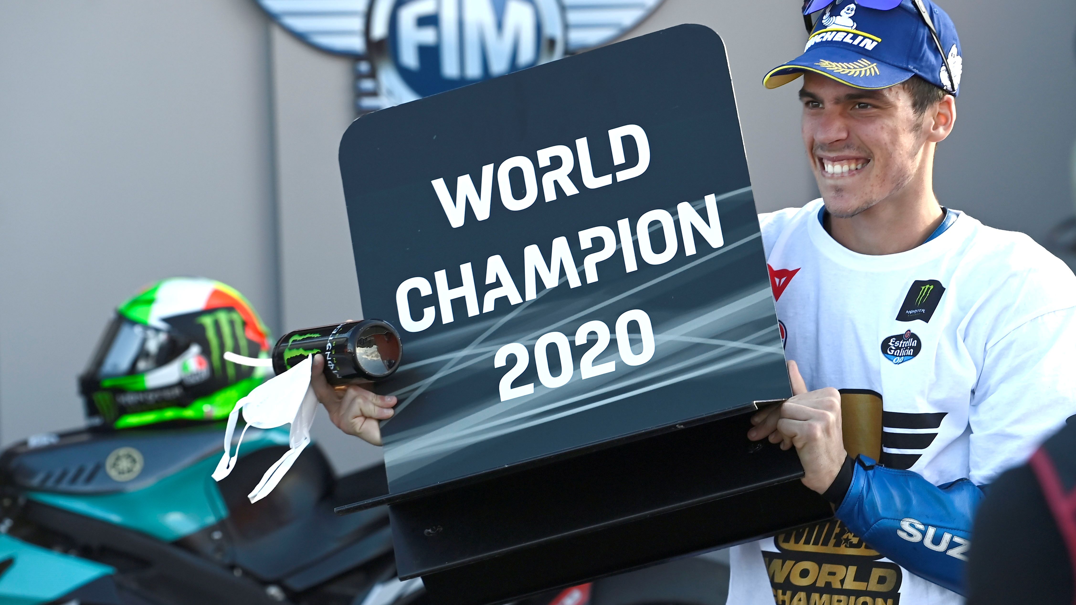 Joan Mir en el parque cerrado como campeón del mundo de MotoGP 2020