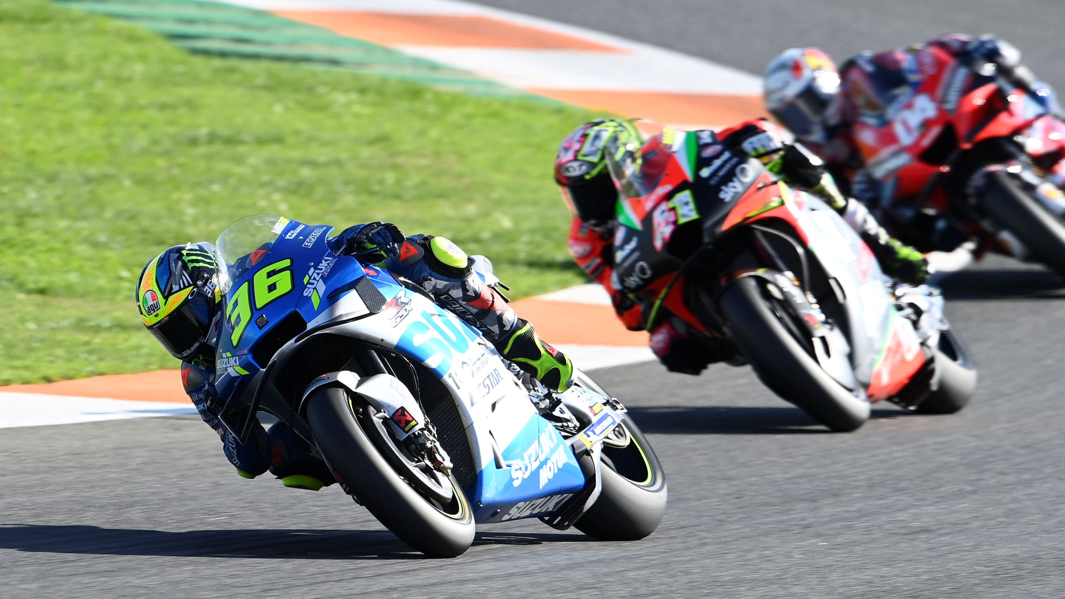 Joan Mir rueda delante de Aleix Espargaró y Andrea Dovizioso