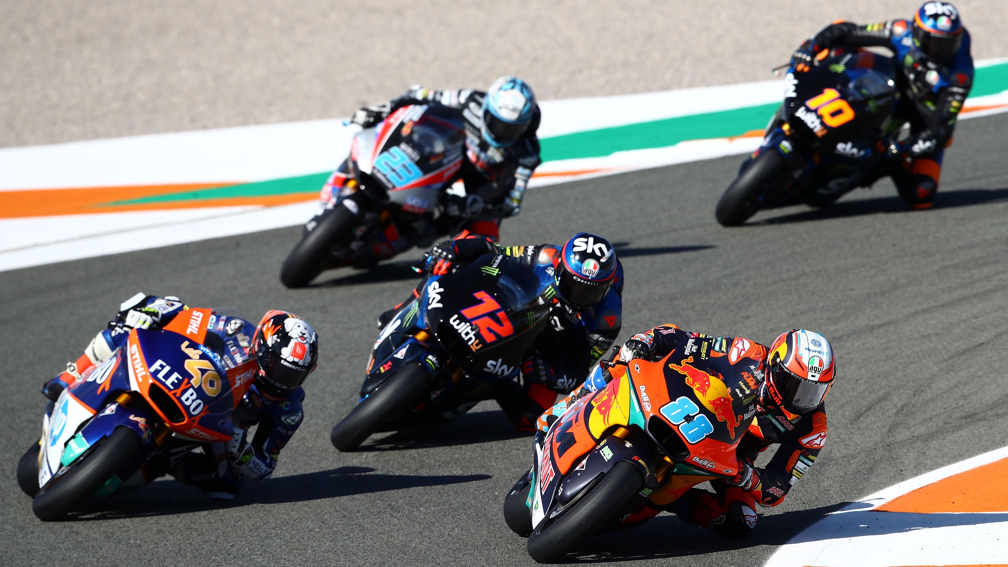 Jorge Martín traza la última curva delante de Héctor Garzó, Marco Bezzecchi, Marcel Schrotter y Luca Marini
